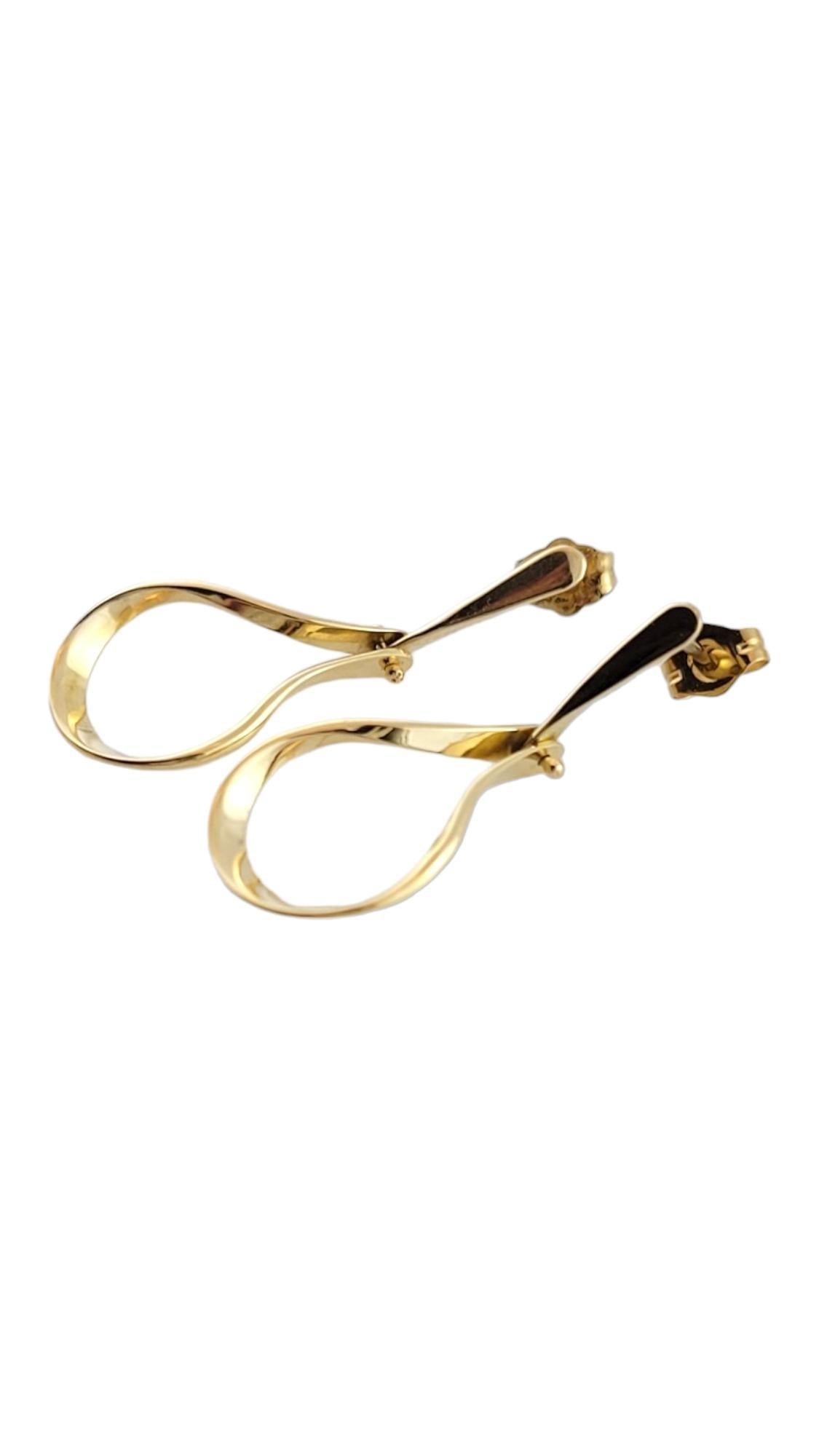 Boucles d'oreilles pendantes vintage en or jaune 14K

Cette magnifique paire de boucles d'oreilles pendantes est magnifiquement réalisée en or jaune 14 carats et conviendrait à tout le monde !

Taille : 31.1mm X 12.2mm X 2.4mm

Poids : 2,0 g/ 1,2