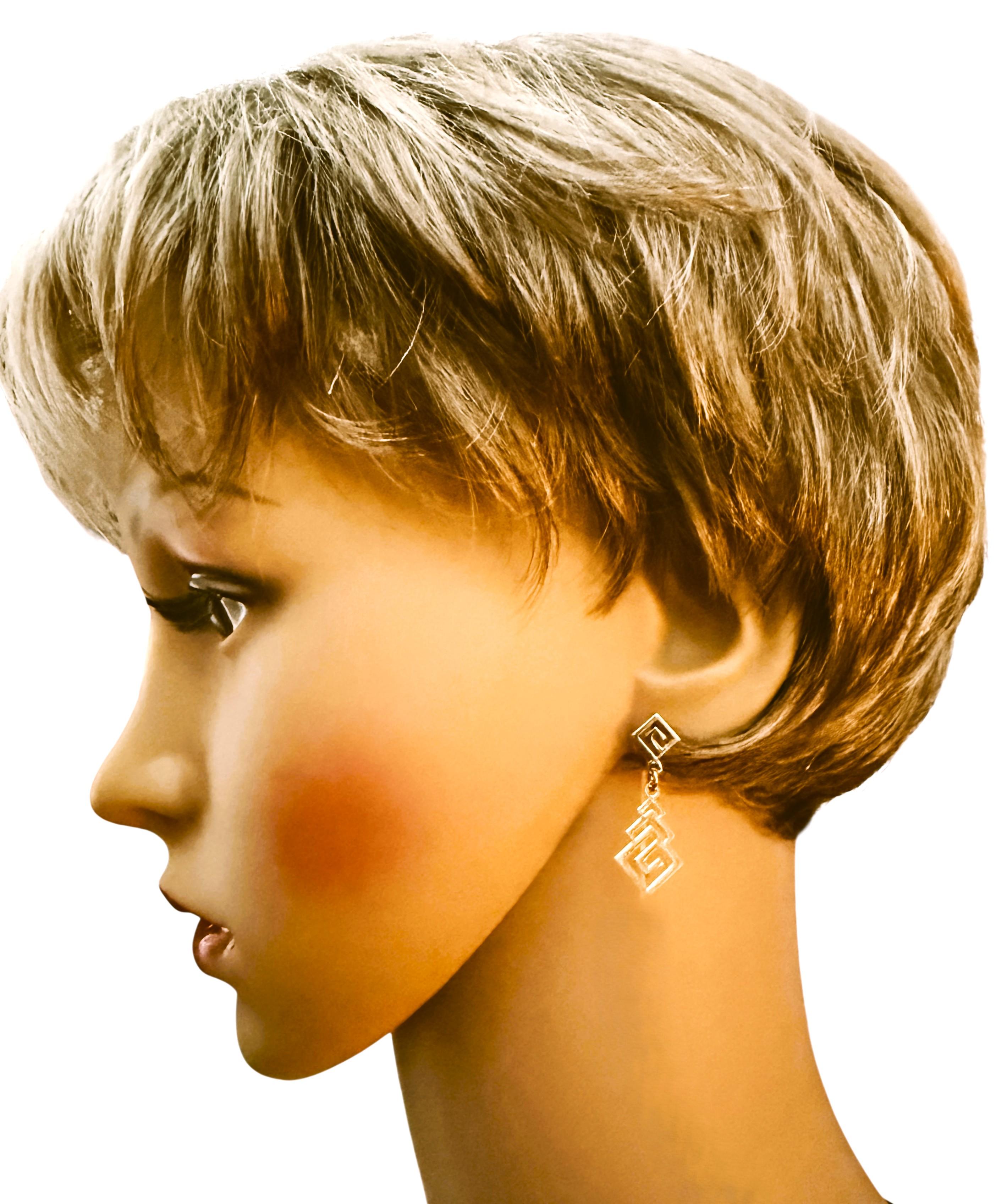 J'adore le design de ces boucles d'oreilles.  Il s'agit de boucles d'oreilles postales qui présentent un design unique.  Ils mesurent 1,25 pouce de long et 0,50 pouce de large.  AE 14K