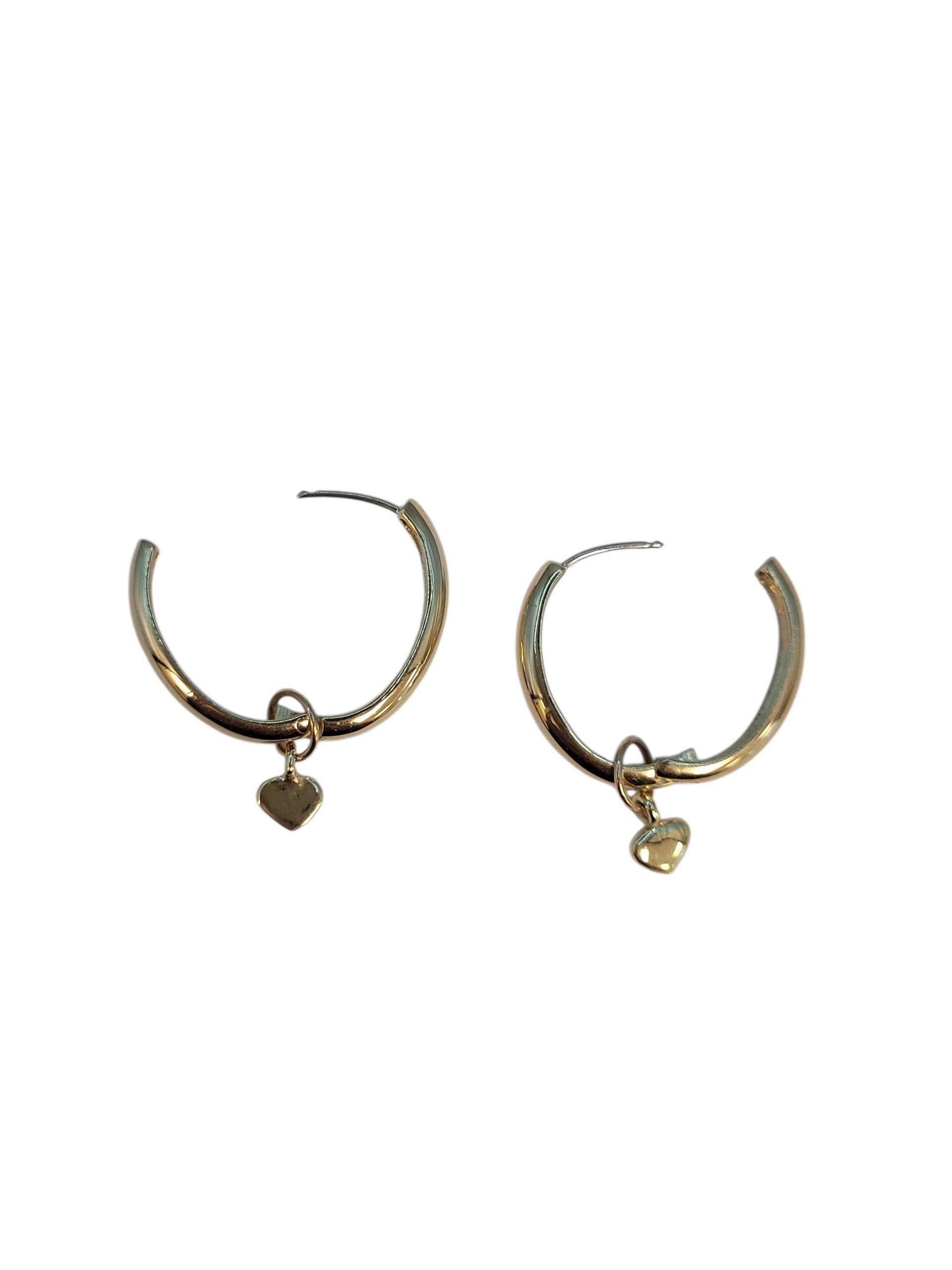 Boucles d'oreilles ovales en or jaune 14k avec cœur en pampille

Fabriquées en or jaune 14 carats massif, ces boucles d'oreilles présentent un anneau ovale gracieux avec une breloque de cœur pendante qui ajoute une touche ludique mais raffinée à