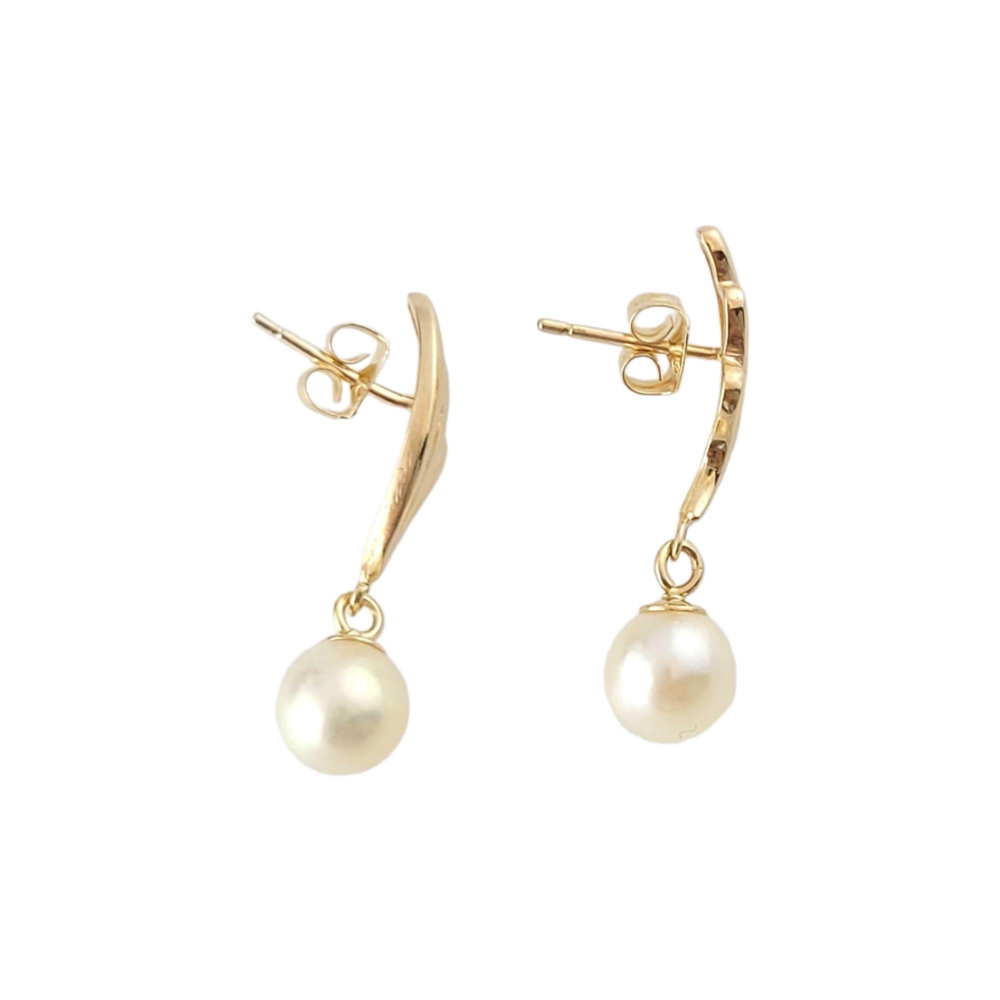 Beautiful set of dangle earrings with 2 gorgeous pearls!

Pearl size: approx. 6.34mm

Dangle length: approx. 14.2mm

Weight: 1.9 g/ 1.2 dwt

Hallmark: MG 14K

Very good condition, professionally polished.

Will come packaged in a gift box or pouch