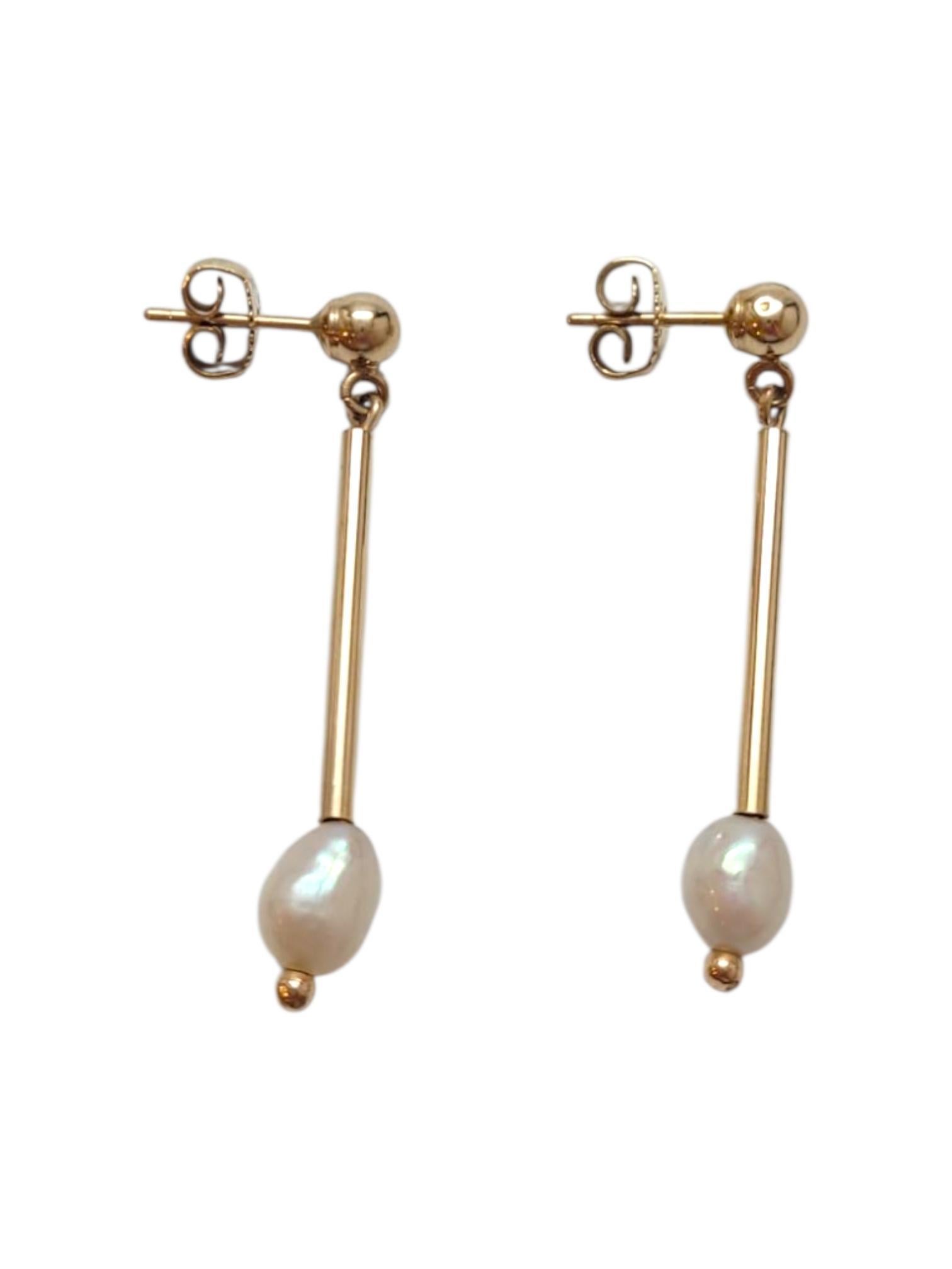 14K Yellow Gold Dangle Pearl Earrings

Swing into style with these elegant golden dangle earrings! This piece features a dangle design earring in 14 karat yellow gold each with a freshwater pearl.

Size: 38.7 mm X 5.6 mm X 4.8 mm

Weight: 2.5 g /