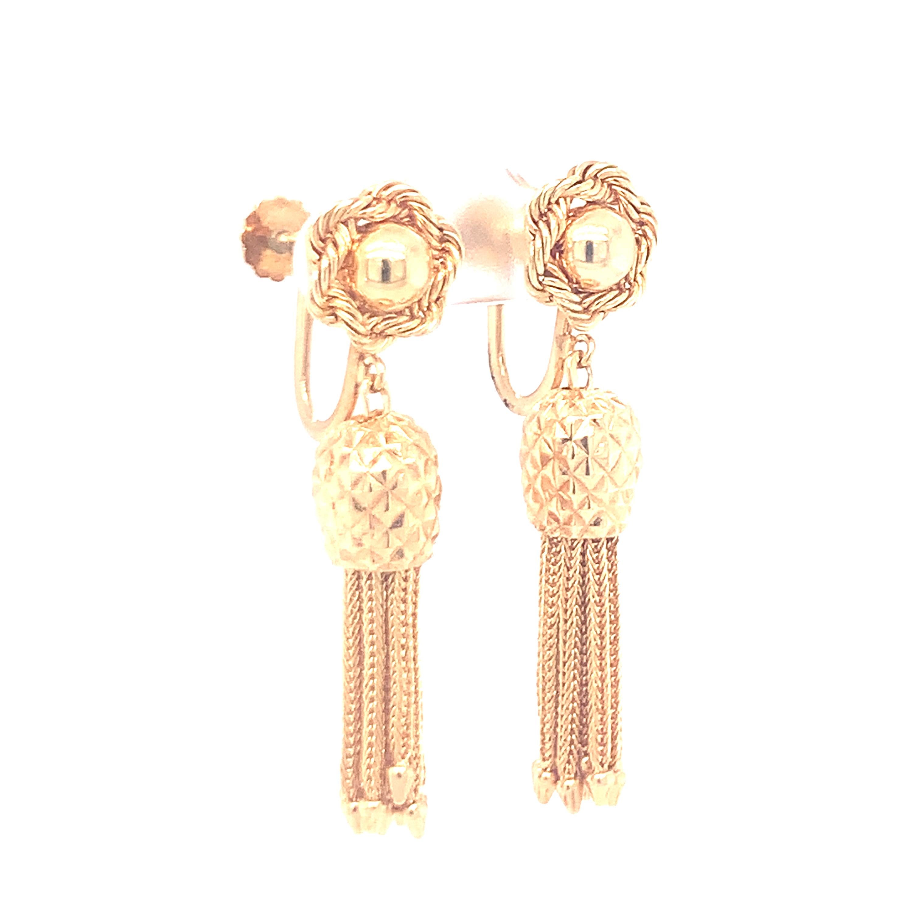 Une paire de boucles d'oreilles pendantes en or jaune 14 carats avec un design de corde torsadée et des pointes pendantes mesurant 2 pouces de long. Vers les années 60.

Adorable, ludique, accrocheur.

Métal : or jaune 14K
Circa :