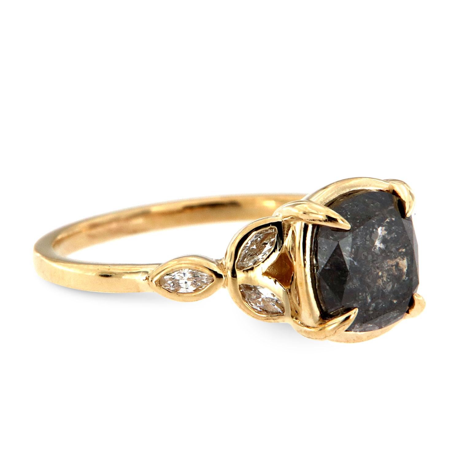 Taille coussin Bague en or jaune 14 carats avec diamant coussin délicat « Salt and Pepper » au centre : 1,85 carat en vente