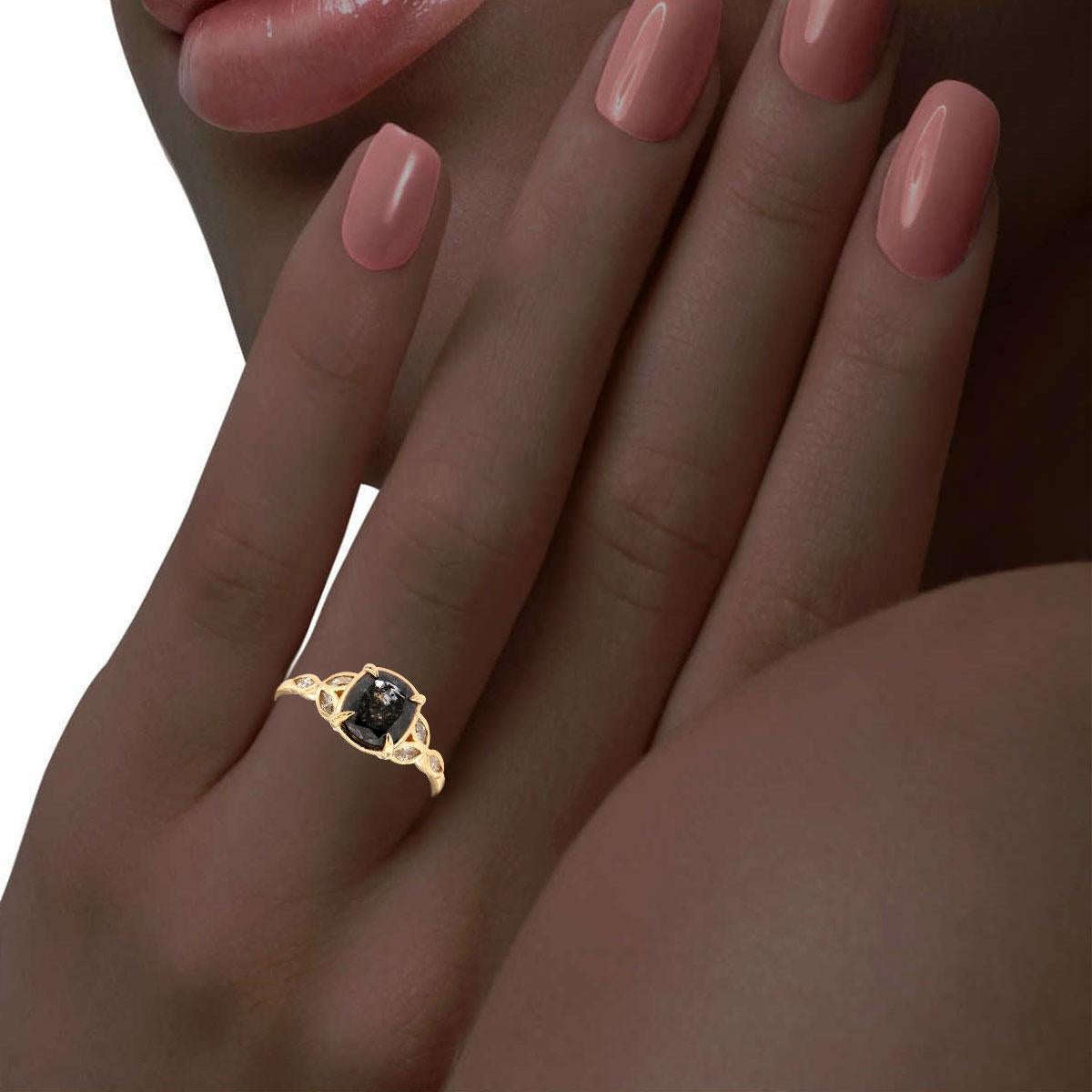 Bague en or jaune 14 carats avec diamant coussin délicat « Salt and Pepper » au centre : 1,85 carat en vente 1