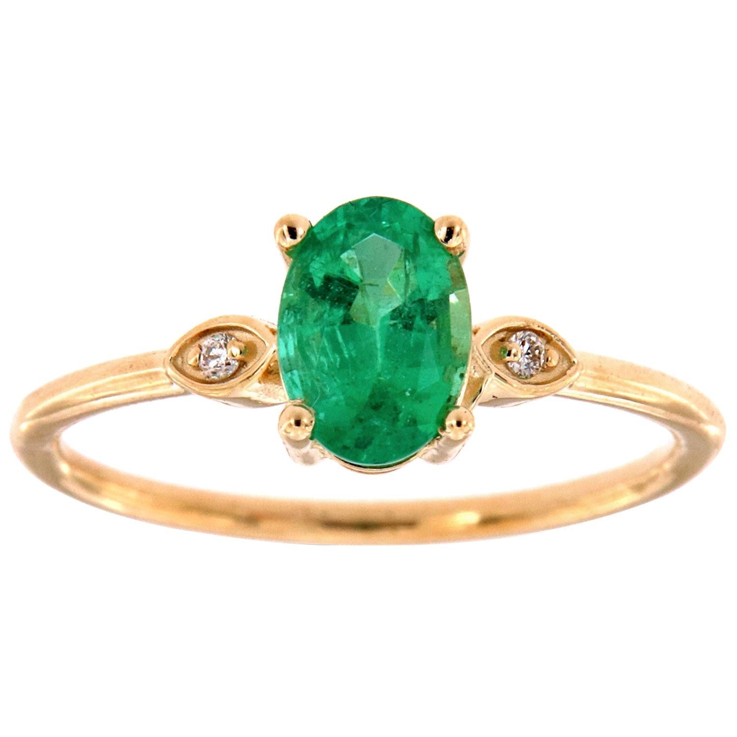 Bague en or jaune 14 carats avec diamant émeraude verte ovale délicate au centre (0,79 carat) en vente
