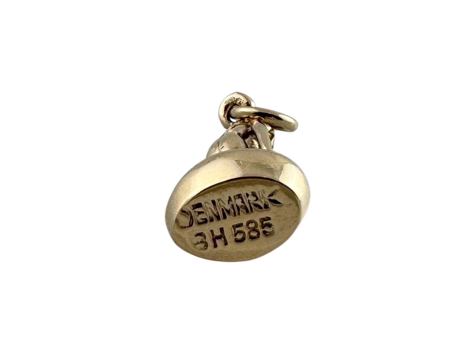 Pendentif sirène en or jaune 14k -

Ce pendentif exquis présente une figure de sirène détaillée en or jaune 14k. La conception capture la sirène assise gracieusement, avec des détails complexes sur les cheveux et le corps.

Taille : 13,9 mm de