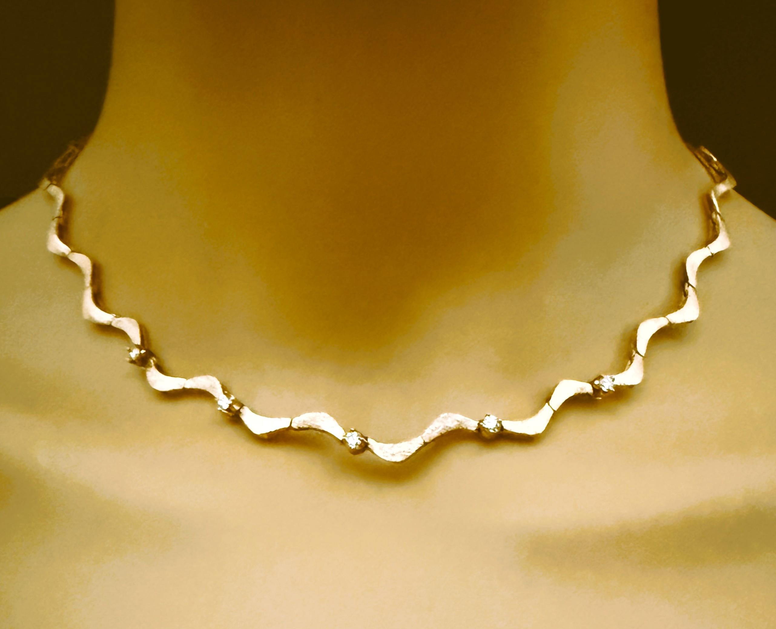 14K Yellow Gold Designer .55 Carat Diamond Ribbon Chocker Necklace 16 Inches in vendita