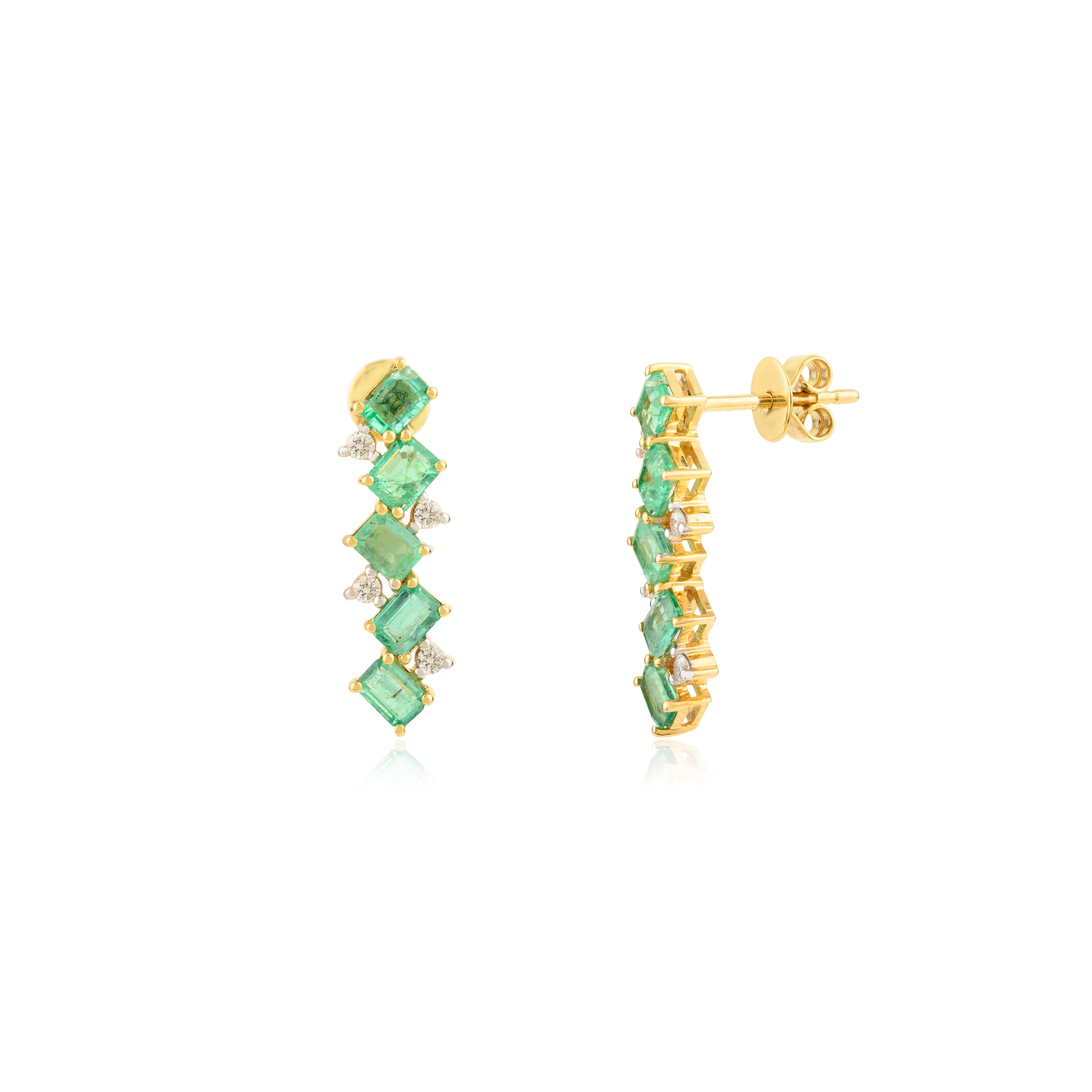 14K Gelbgold Designer Oktagon Smaragd & Diamant lange Bar Ohrstecker im Zustand „Neu“ im Angebot in New York, NY