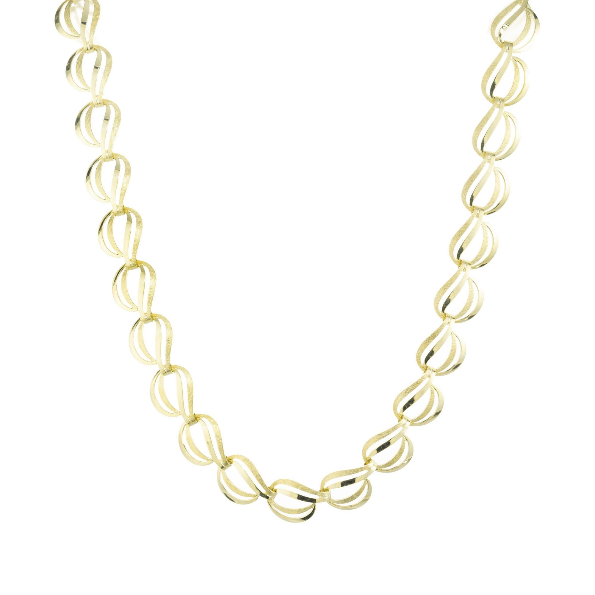14k Yellow Gold Designer Swirl Link Necklace In Good Condition For Sale In Stamford, CT