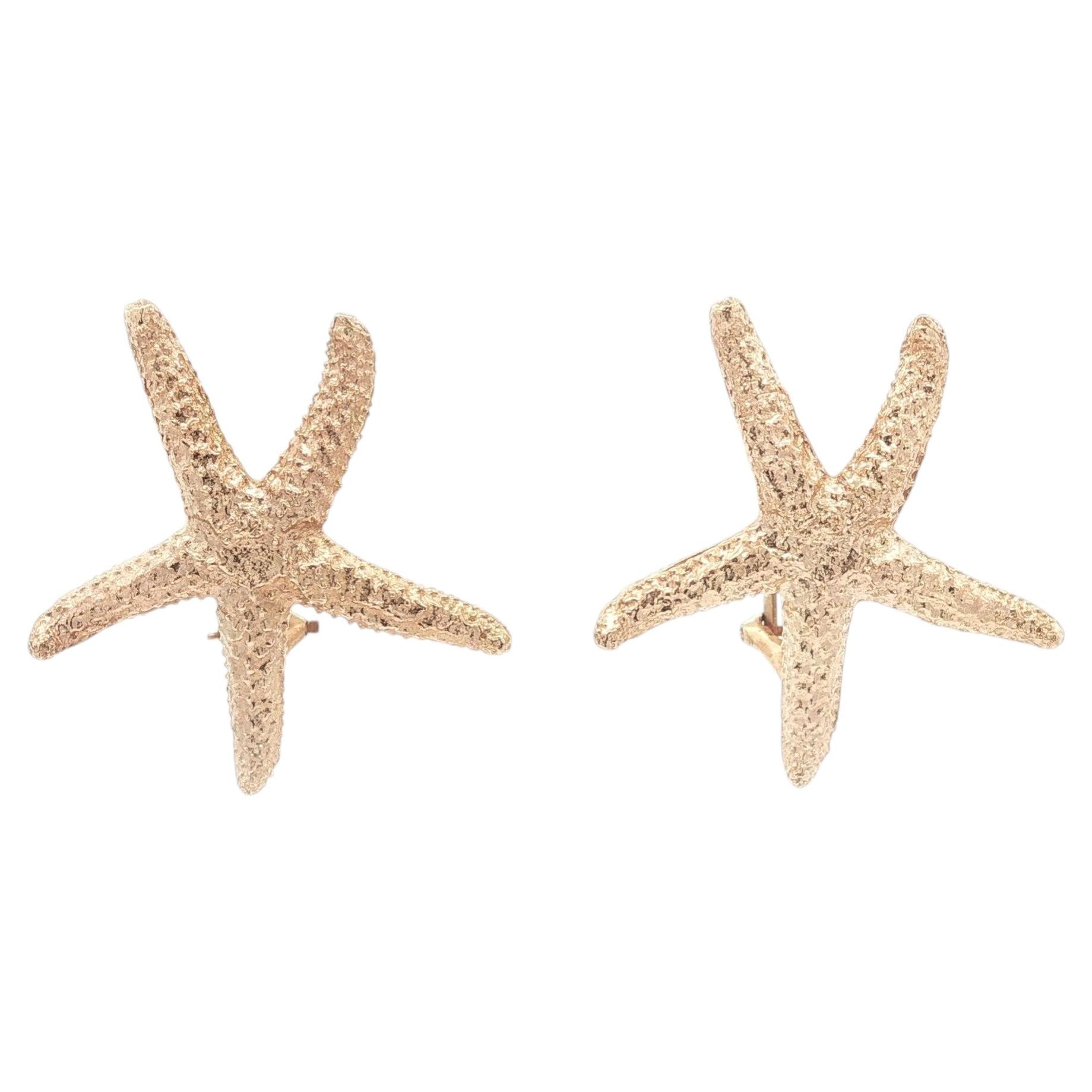 Orecchini a clip con grande stella marina in oro giallo 14k, dalla texture ricca e dai dettagli curati