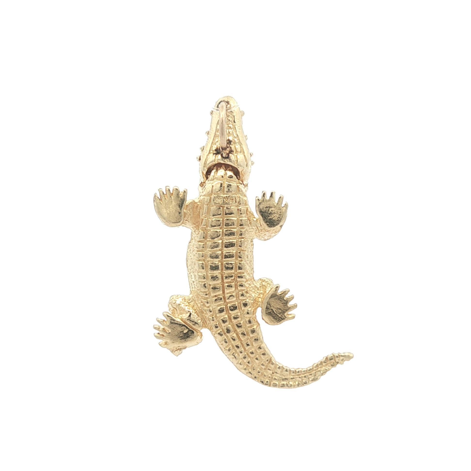 Donna 14k Yellow Gold Detailed Textured Swivel Mouth Crocodile Alligator Charm Pendant in vendita
