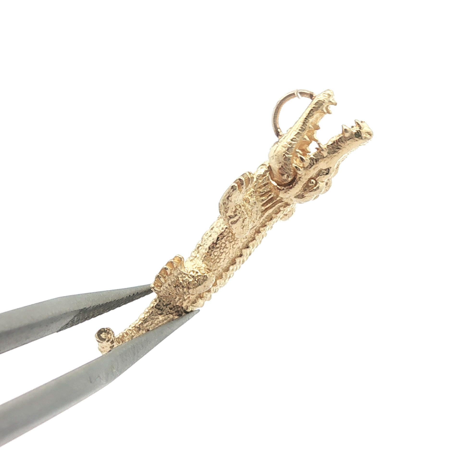 14k Yellow Gold Detailed Textured Swivel Mouth Crocodile Alligator Charm Pendant in vendita 1