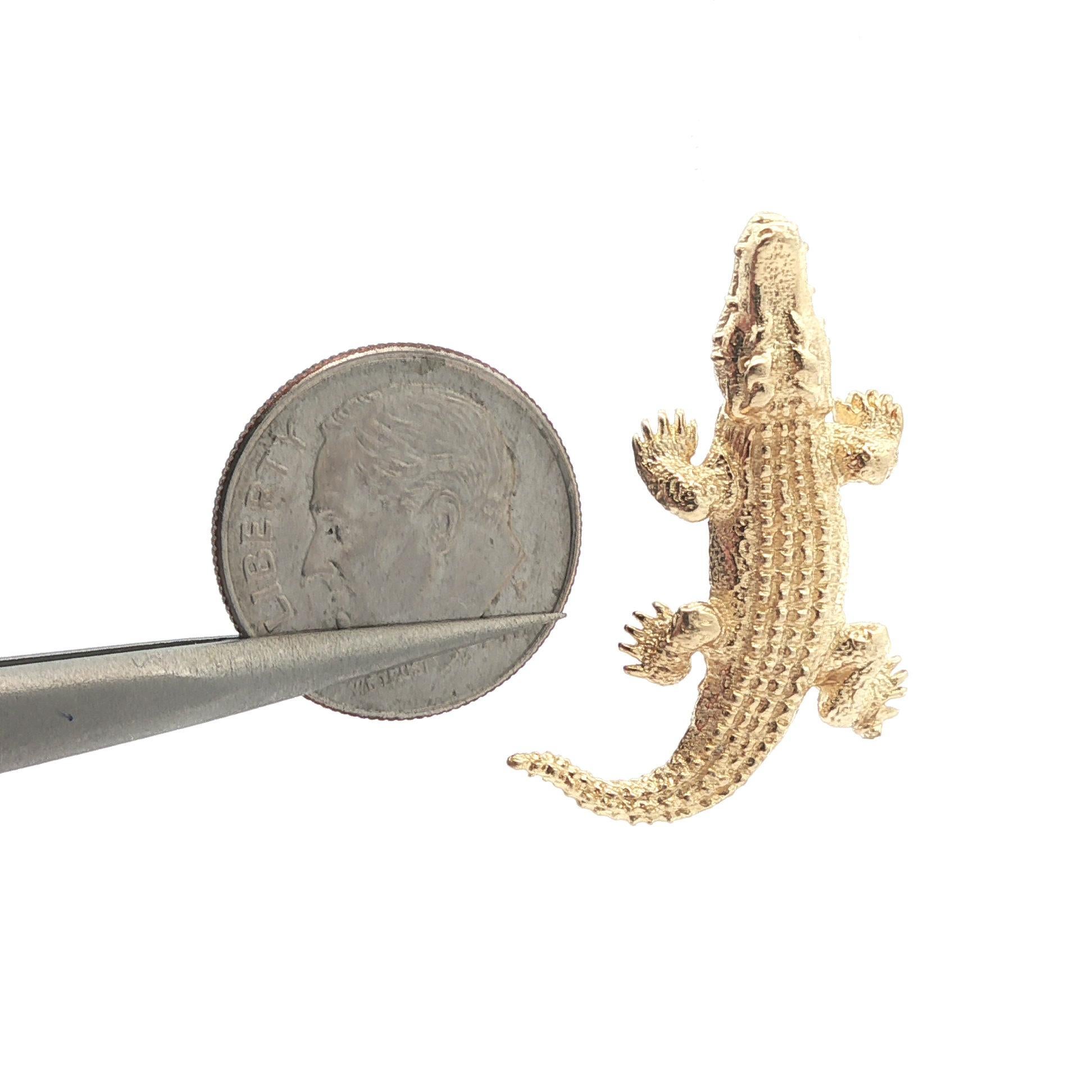 14k Yellow Gold Detailed Textured Swivel Mouth Crocodile Alligator Charm Pendant in vendita 2