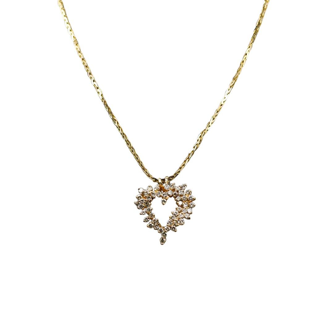 Collana da donna in oro giallo 14k con ciondolo a cuore con diamanti.
Timbrato 14k e pesa 12,9 grammi.
Il cuore misura 7/8 per 7/8 pollici.
I diamanti sono tagli tondi brillanti, colore da G a H, purezza Si, per un totale di 1,00 carati.
La catena