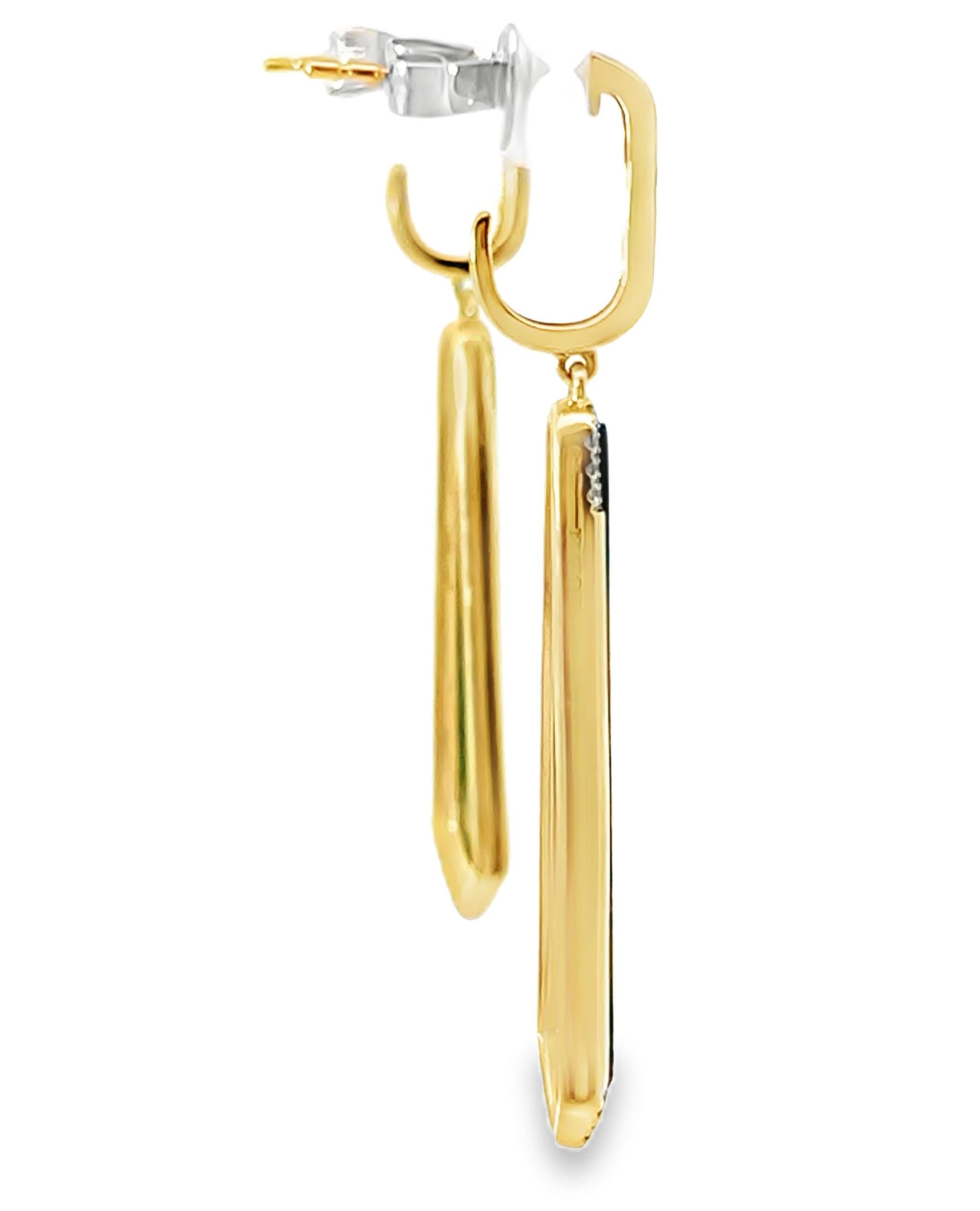 Boucles d'oreilles pendantes en or jaune 14K avec 32 diamants ronds pesant 0,15 carat au total et deux malachites pesant 4,86 carats au total.