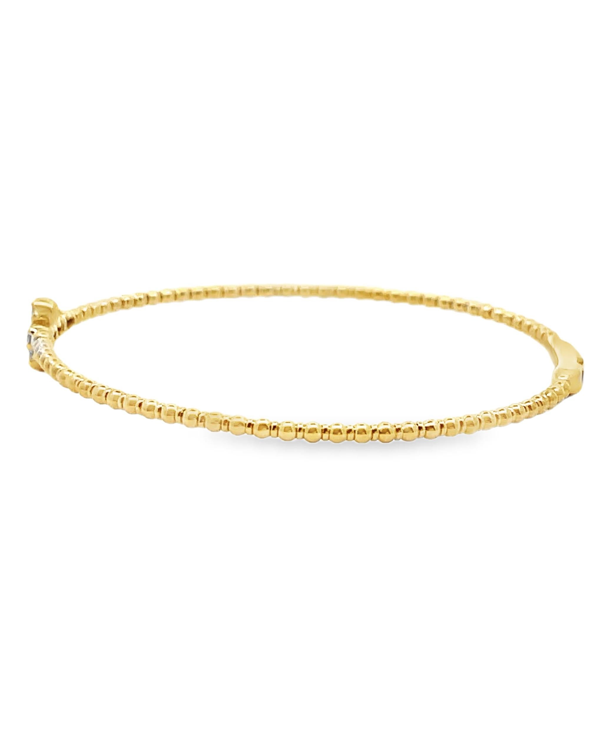 Kreuzarmreif aus 14 Karat Gelbgold mit Diamanten von insgesamt 0,16 Karat. 

- Armreif Größe ist 6,75 Zoll

Video und Bilder sind hier enthalten; auf Anfrage stellen wir gerne weitere Videos oder Bilder zur Verfügung.  Vielen Dank, dass Sie sich