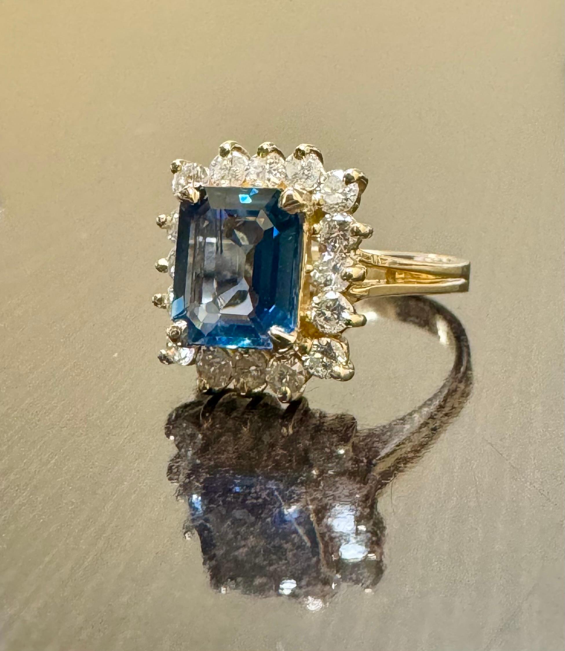 Bague de fiançailles en or jaune 14 carats avec saphir bleu taille émeraude de 2,54 carats en vente 6