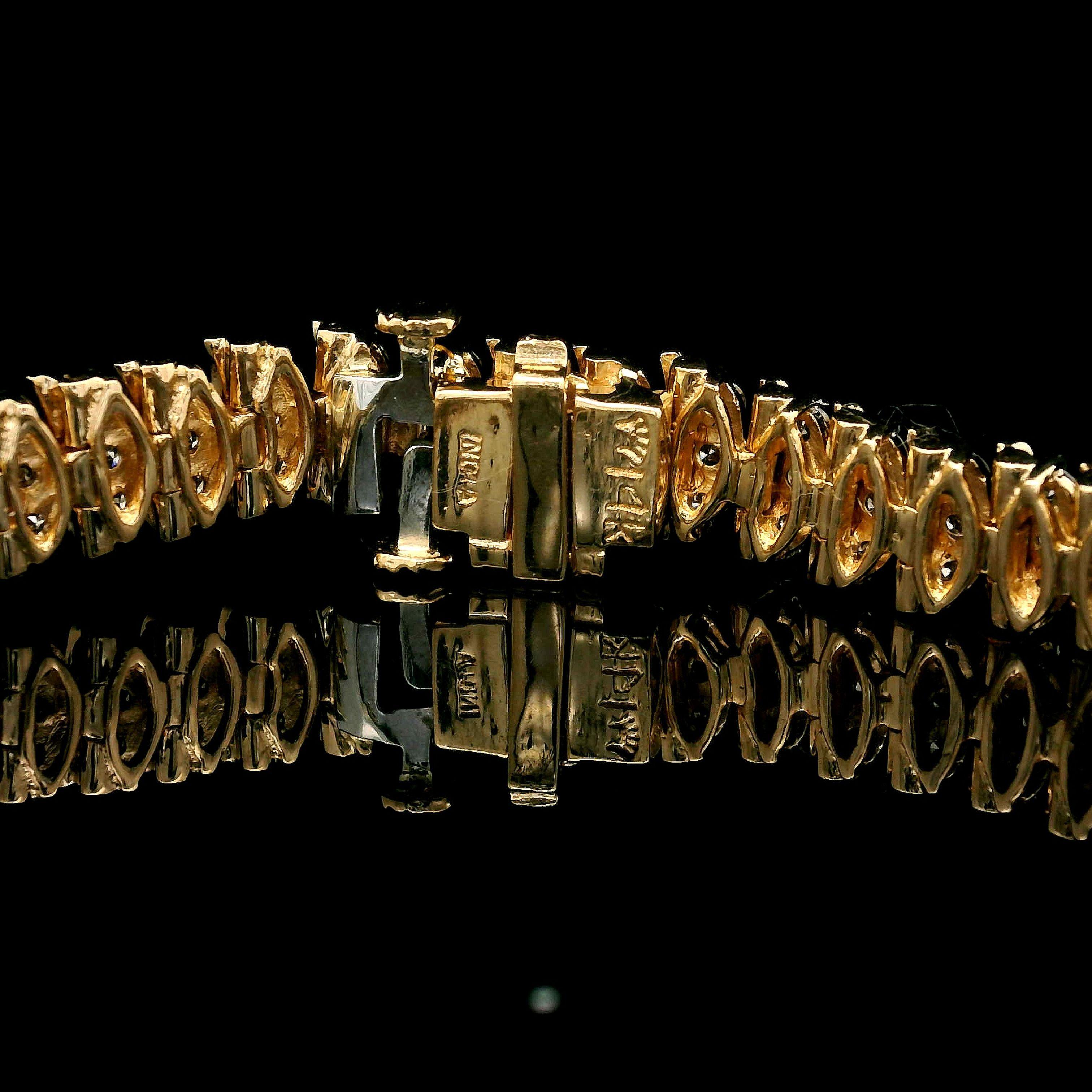 Bracciale tennis con diamanti a 3 file e profilo basso A Link in oro giallo 14k In condizioni ottime in vendita a Montclair, NJ
