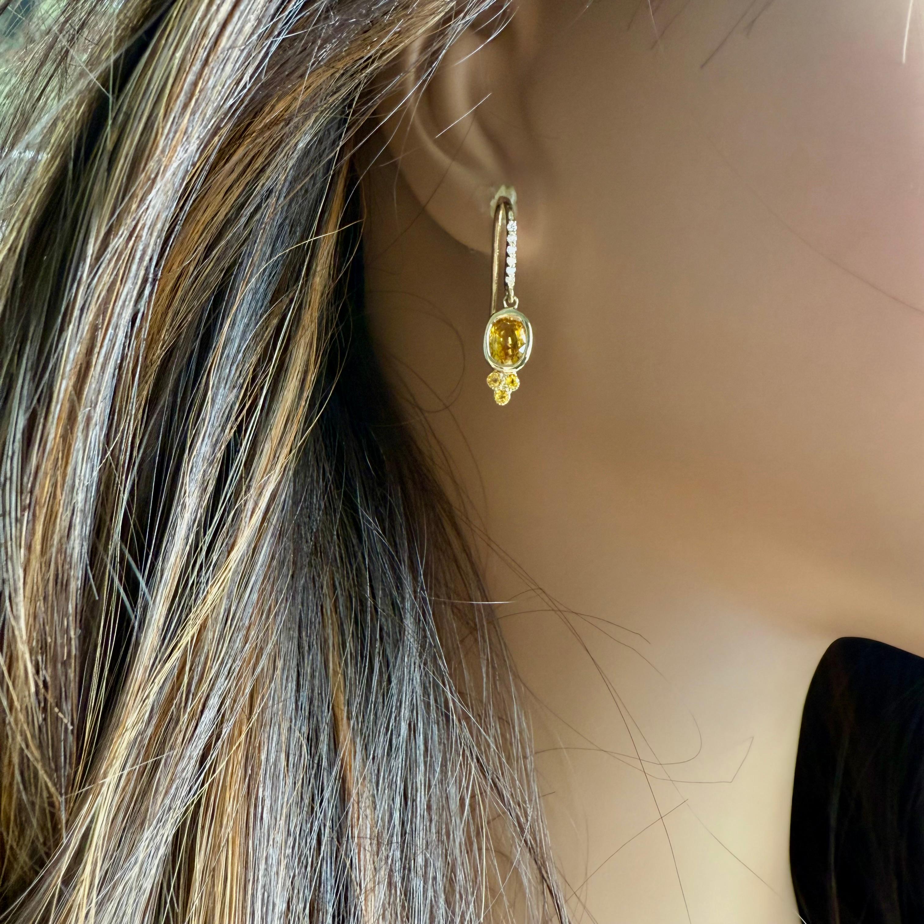 Pendientes de aro con diamantes y zafiro amarillo de Ceilán en oro amarillo de 14 quilates Moderno en venta