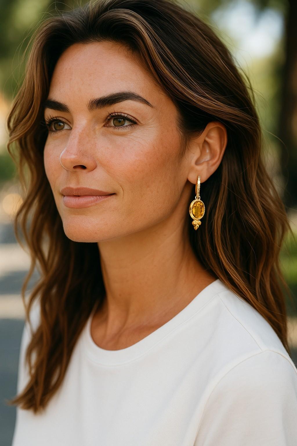 Pendientes de aro con diamantes y zafiro amarillo de Ceilán en oro amarillo de 14 quilates Corte oval en venta