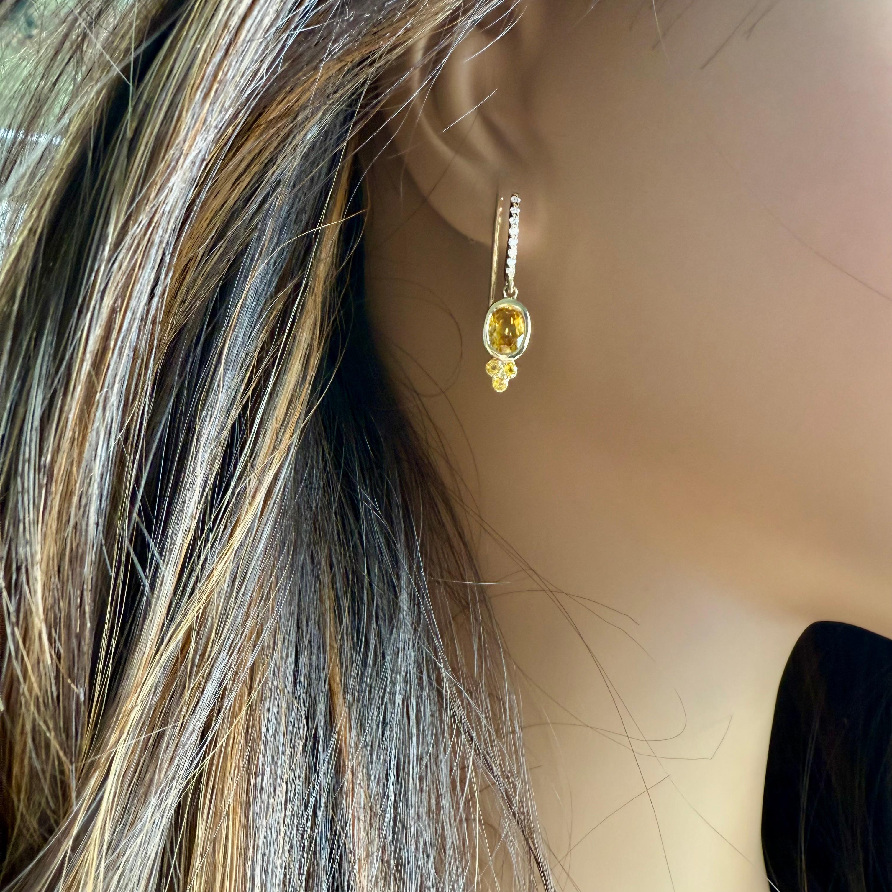 Pendientes de aro con diamantes y zafiro amarillo de Ceilán en oro amarillo de 14 quilates en Nuevo estado para la venta en New York, NY