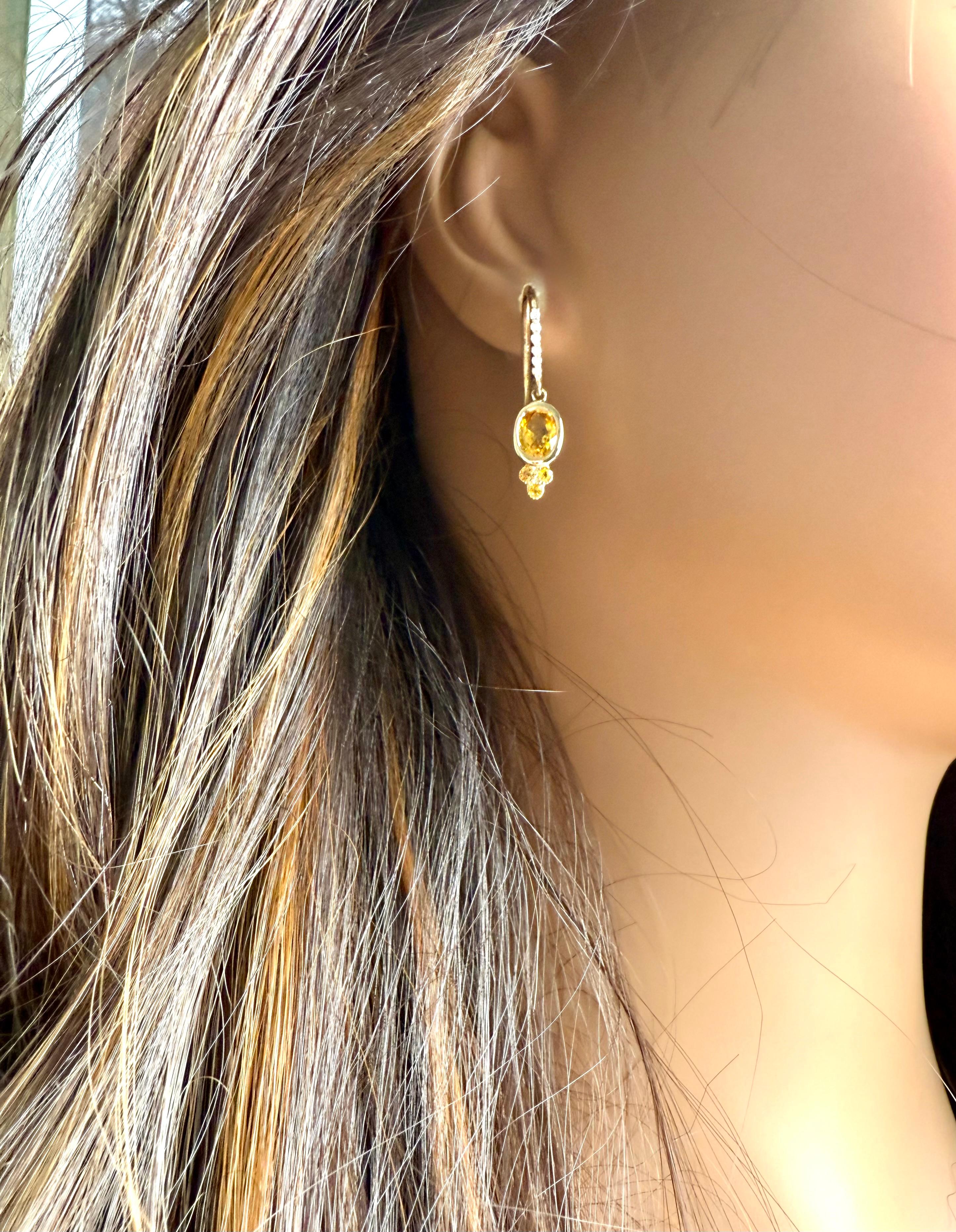 De las mujeres Pendientes de aro con diamantes y zafiro amarillo de Ceilán en oro amarillo de 14 quilates en venta