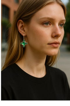 Orecchini a cerchio con diamante e smeraldo colombiano in oro giallo 14K