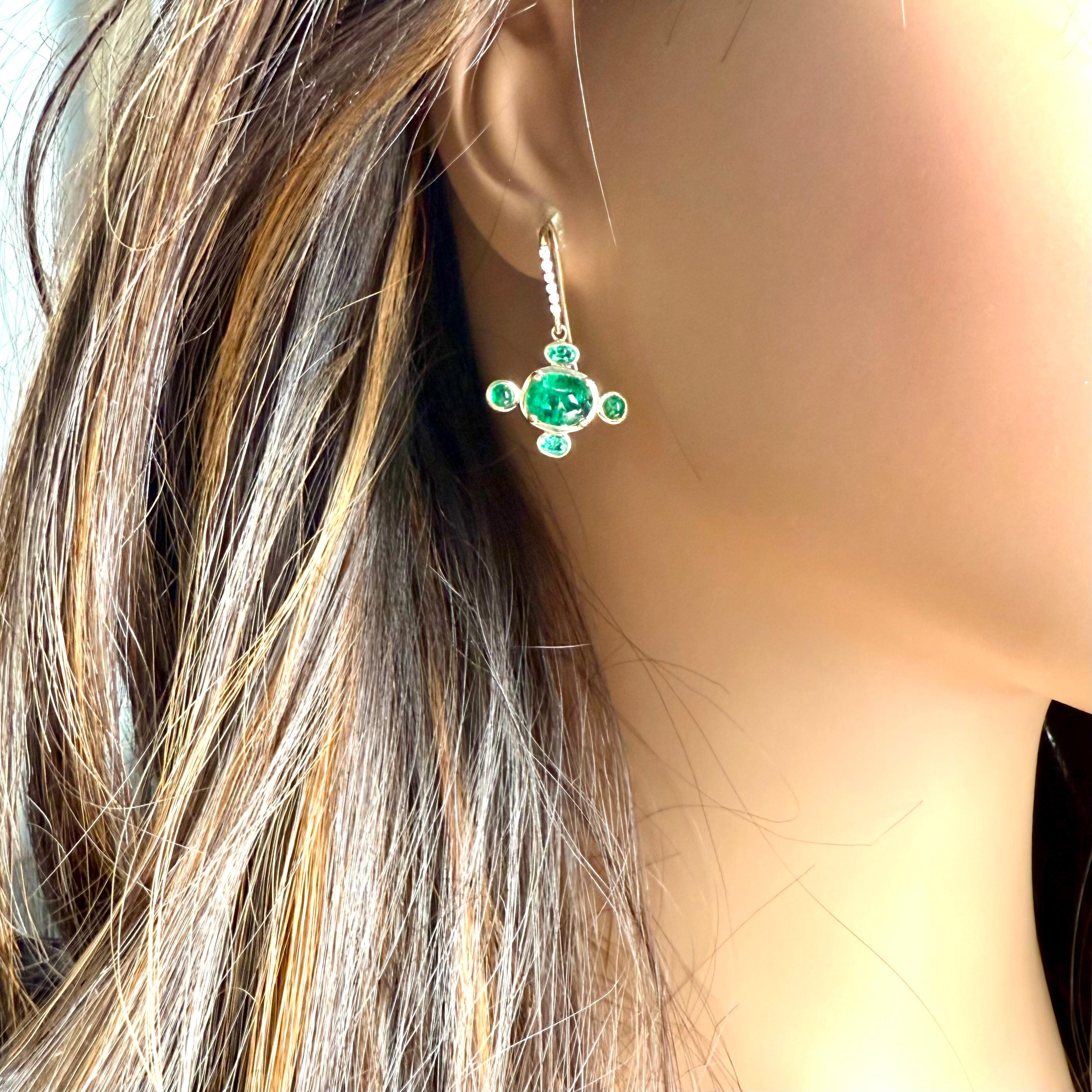 Moderno Orecchini a cerchio con diamante e smeraldo colombiano in oro giallo 14K in vendita