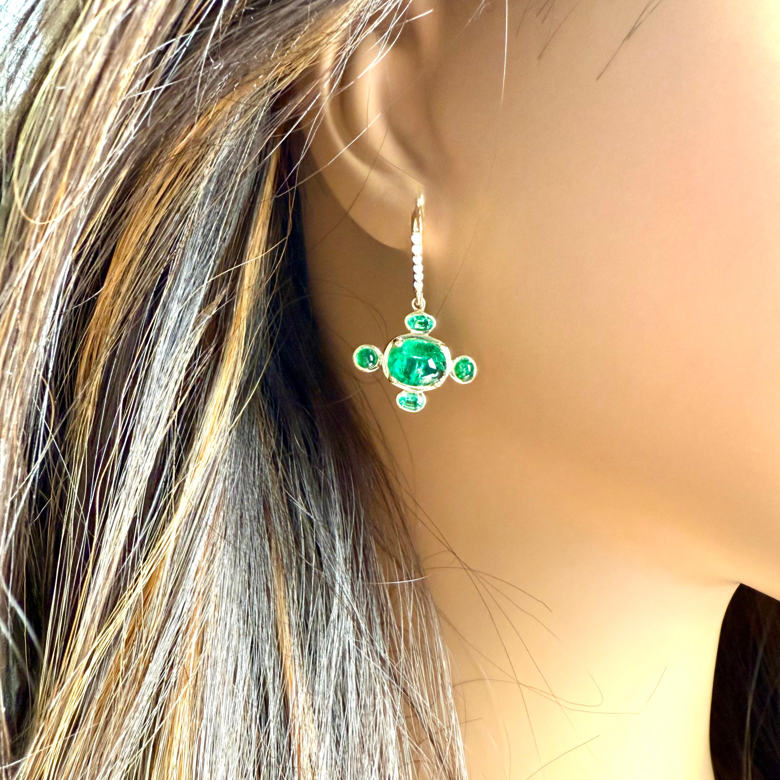 Orecchini a cerchio con diamante e smeraldo colombiano in oro giallo 14K In condizioni Nuovo in vendita a New York, NY