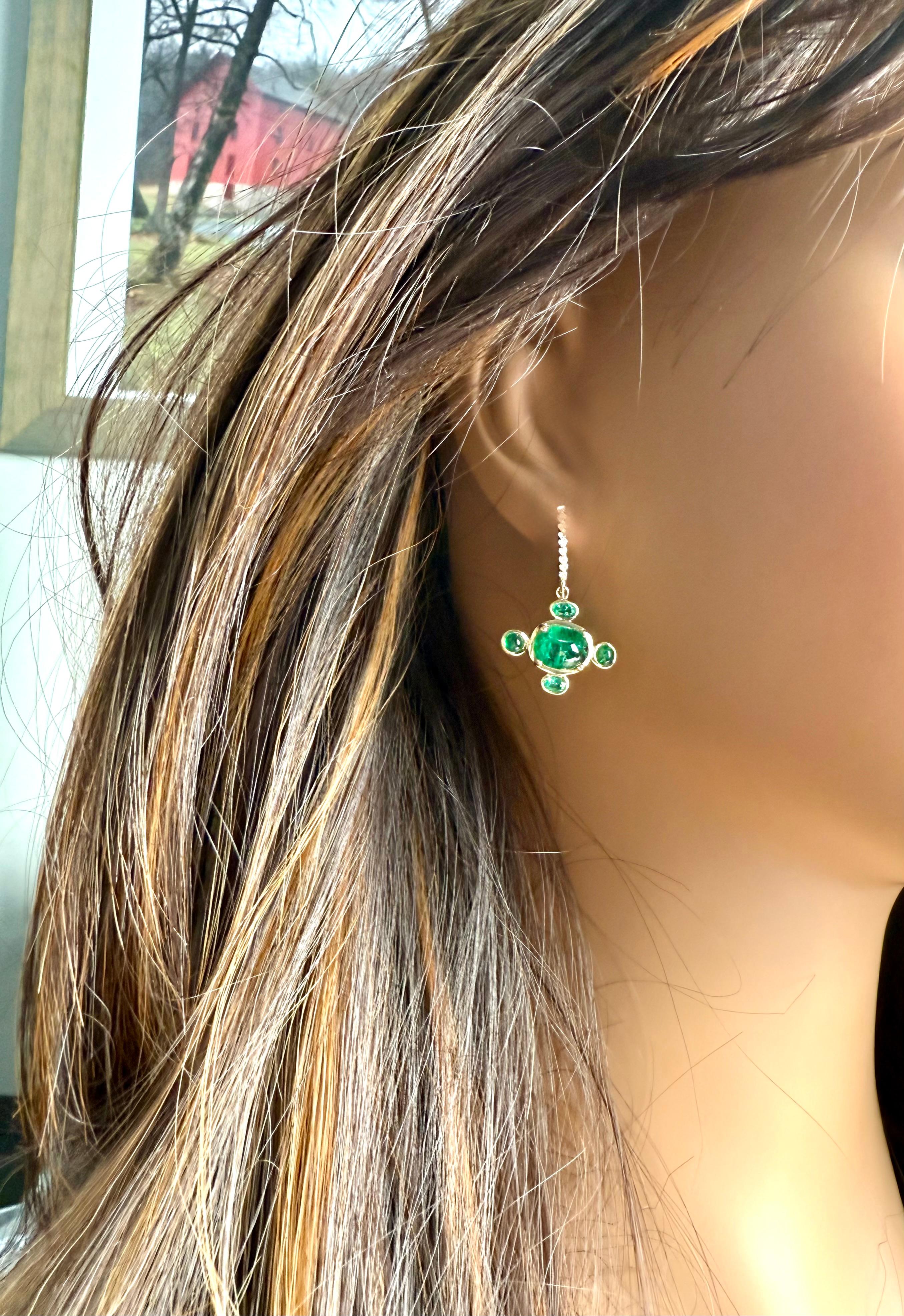 Donna Orecchini a cerchio con diamante e smeraldo colombiano in oro giallo 14K in vendita