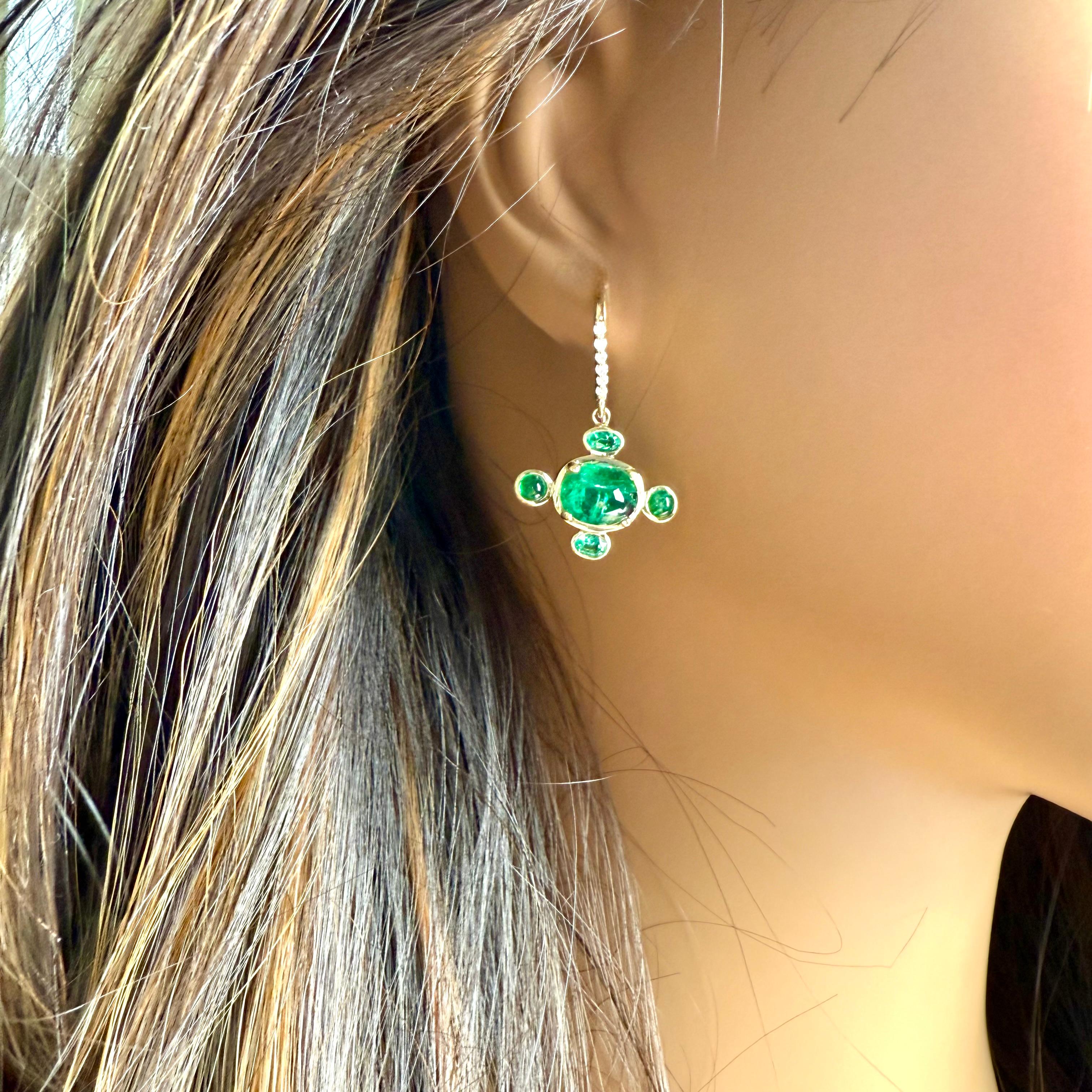 Orecchini a cerchio con diamante e smeraldo colombiano in oro giallo 14K in vendita 1