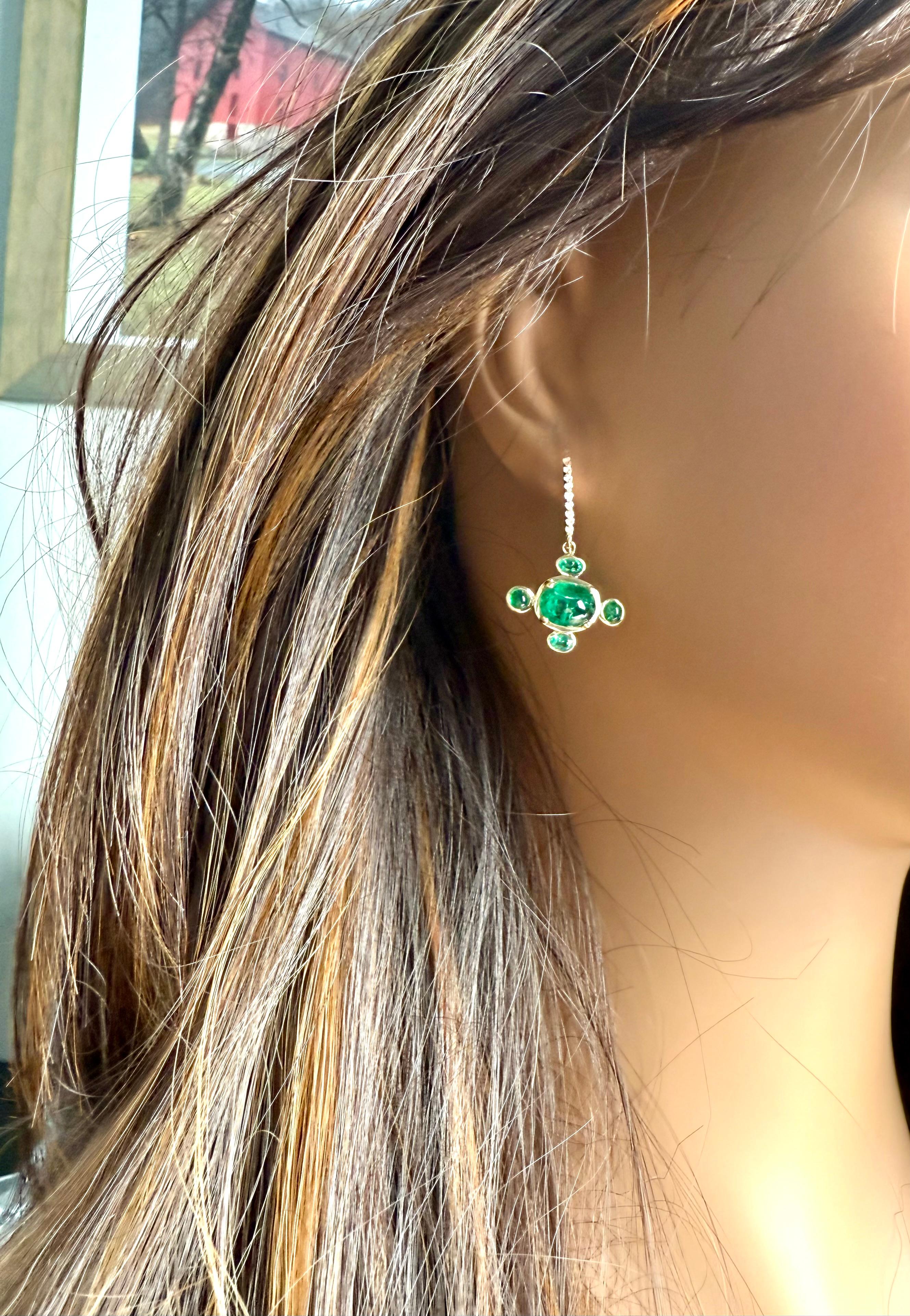 Orecchini a cerchio con diamante e smeraldo colombiano in oro giallo 14K in vendita 2