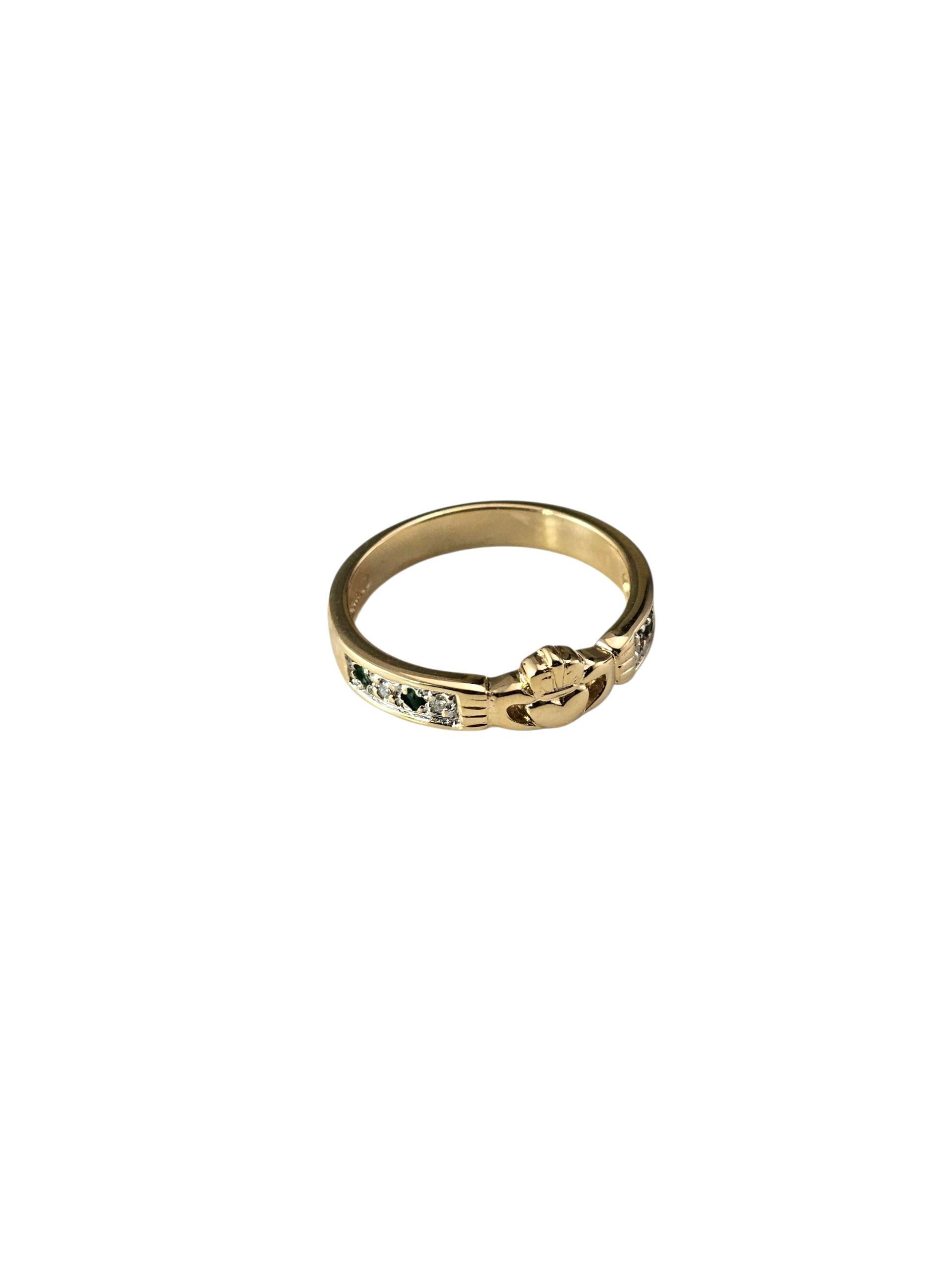Contemporain Bague Claddagh en or jaune 14K avec diamants et pierres vertes Taille 7.25 #23975 en vente