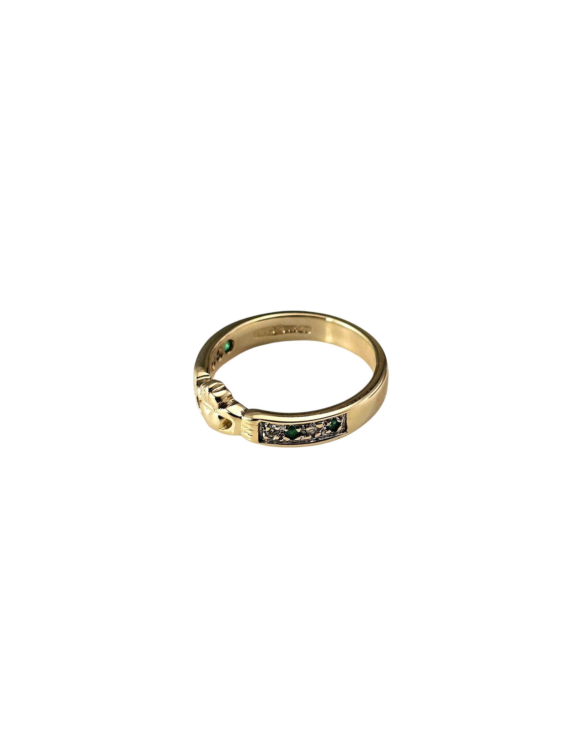 Taille brillant Bague Claddagh en or jaune 14K avec diamants et pierres vertes Taille 7.25 #23975 en vente