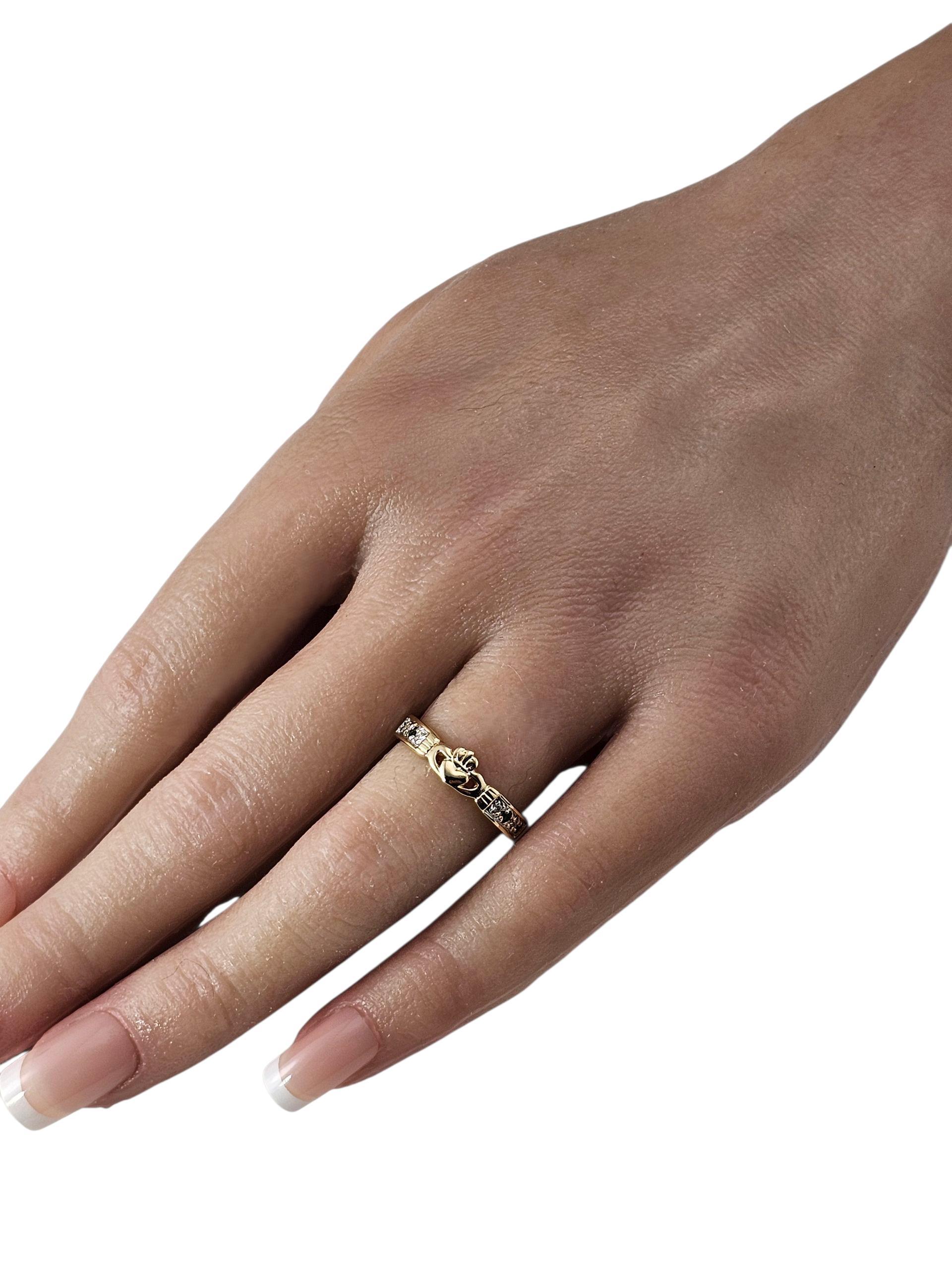 Bague Claddagh en or jaune 14K avec diamants et pierres vertes Taille 7.25 #23975 en vente 1