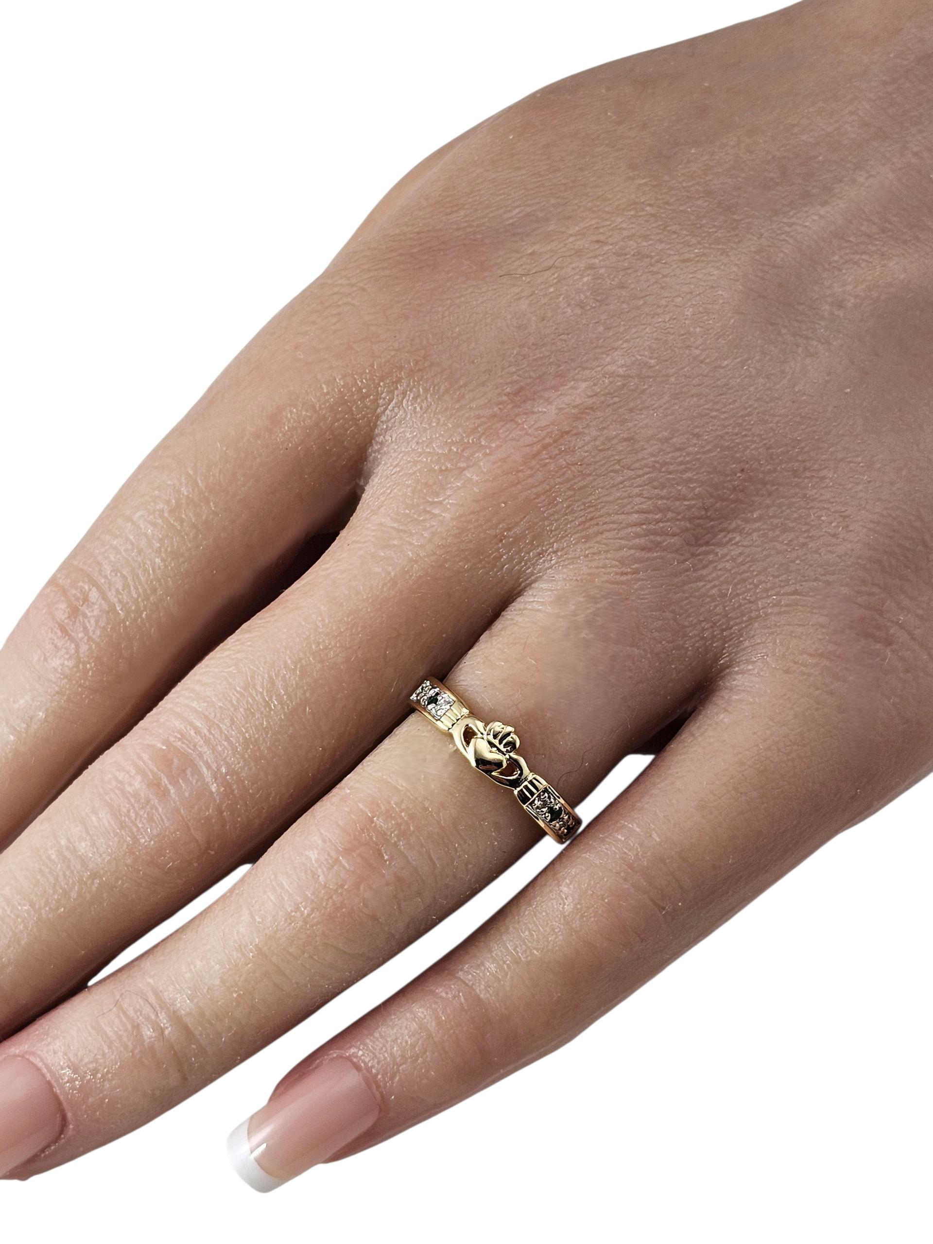 Bague Claddagh en or jaune 14K avec diamants et pierres vertes Taille 7.25 #23975 en vente 2