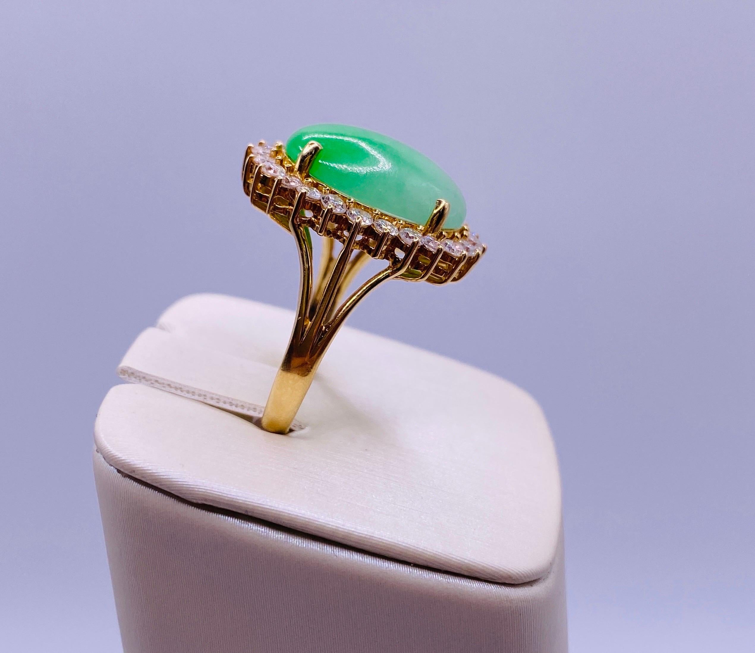 14k Gelbgold .72 Karat Gesamtgewicht runden Brillantschliff Diamant und Cabochon geschnitten Jade Ring. Größe 7.0