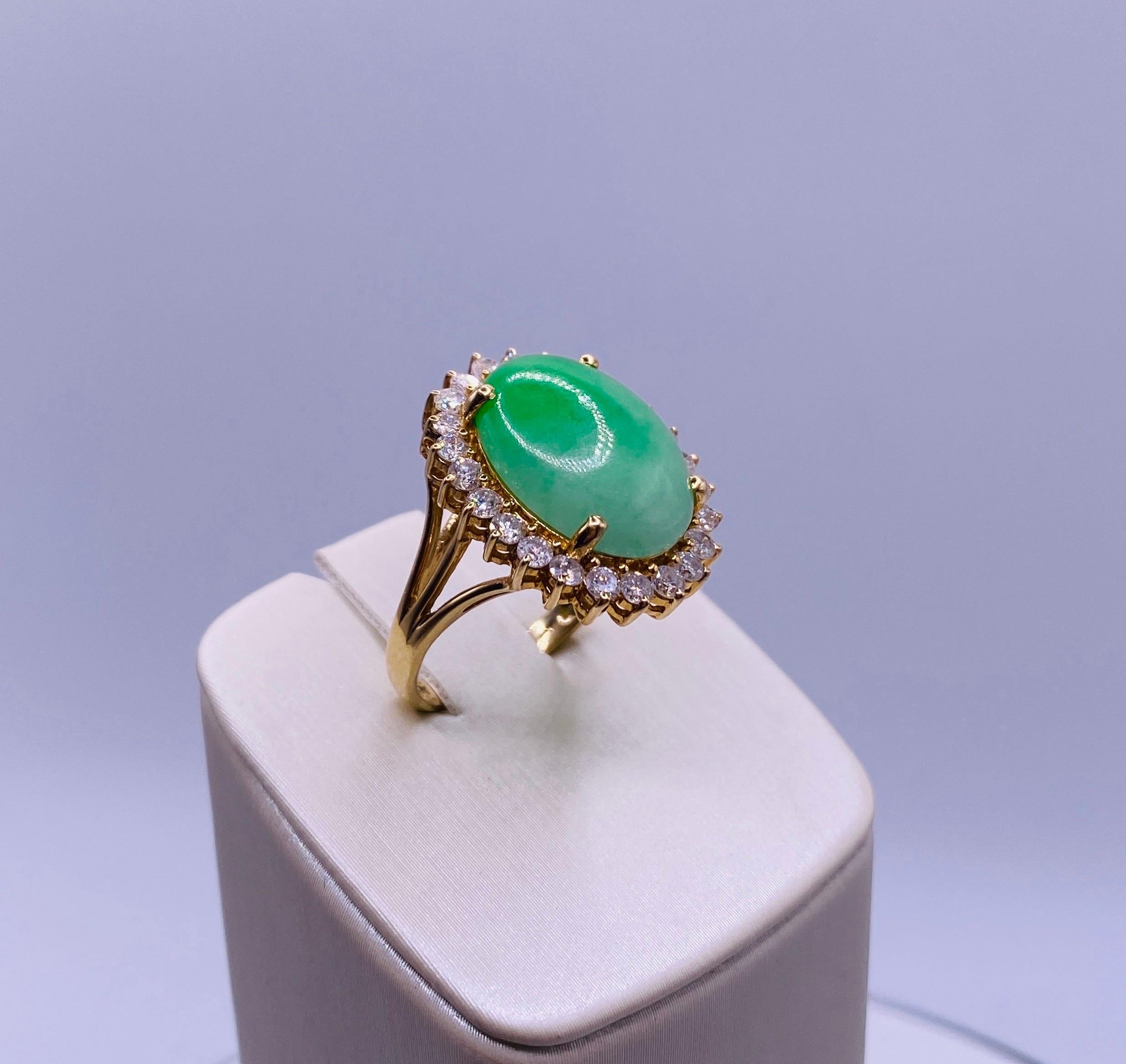 Gelbgold-Ring mit Jade im Cabochon-Schliff und Diamant im Zustand „Gut“ im Angebot in DALLAS, TX