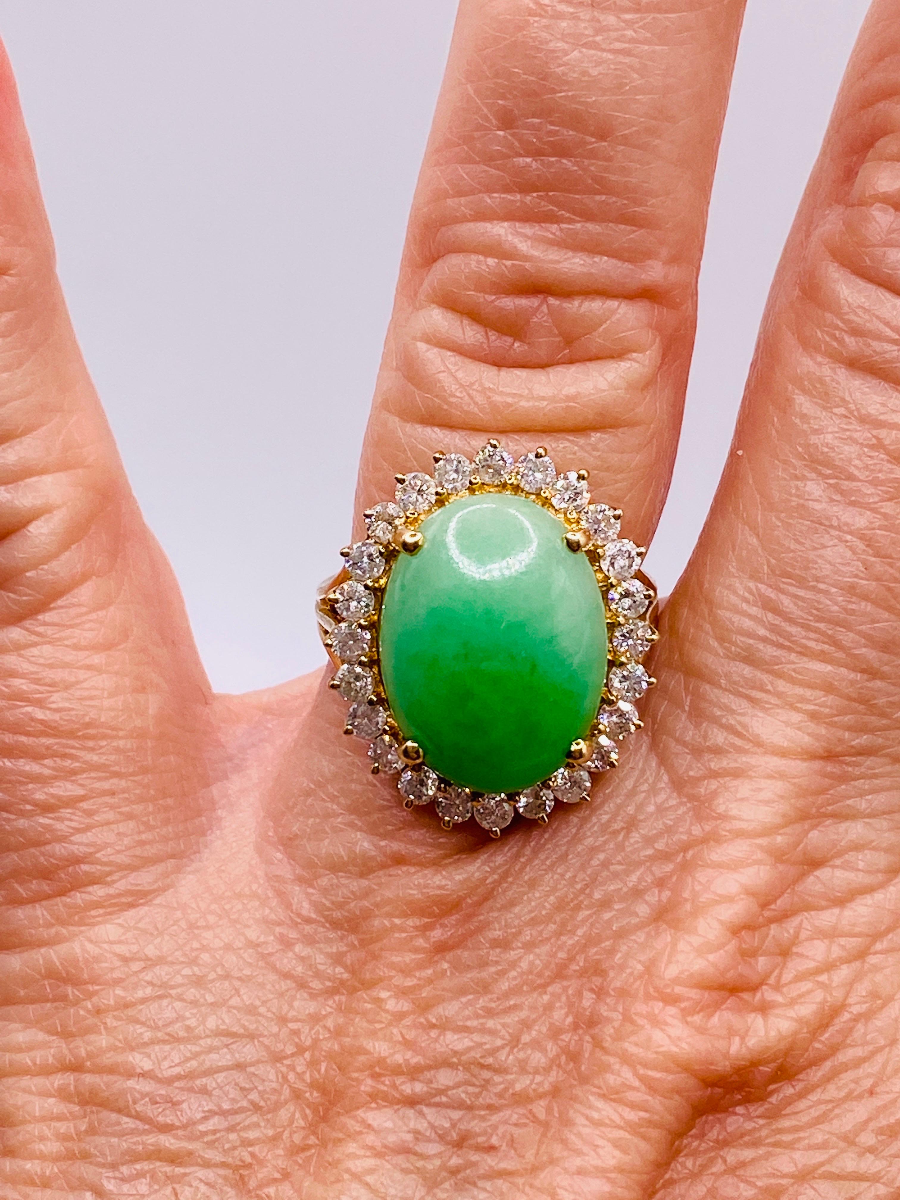 Gelbgold-Ring mit Jade im Cabochon-Schliff und Diamant im Angebot 1
