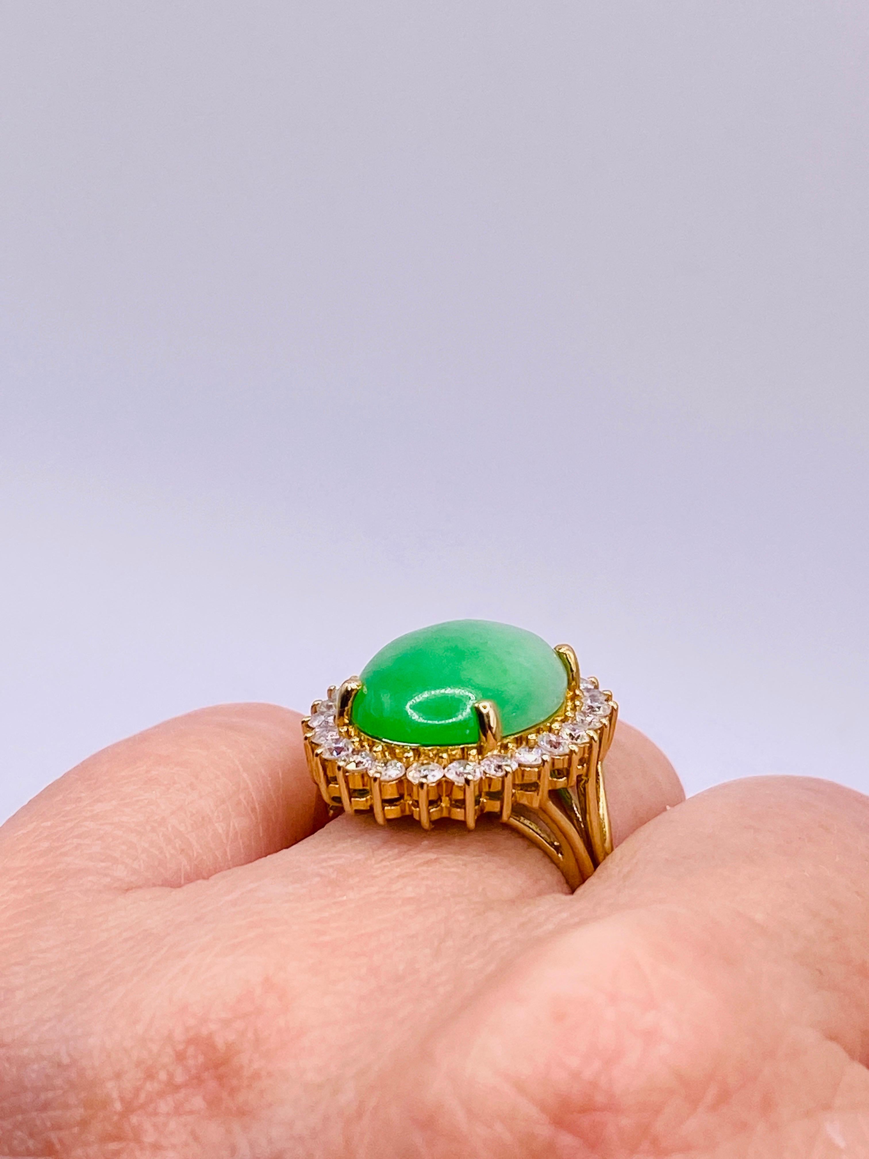 Gelbgold-Ring mit Jade im Cabochon-Schliff und Diamant im Angebot 2