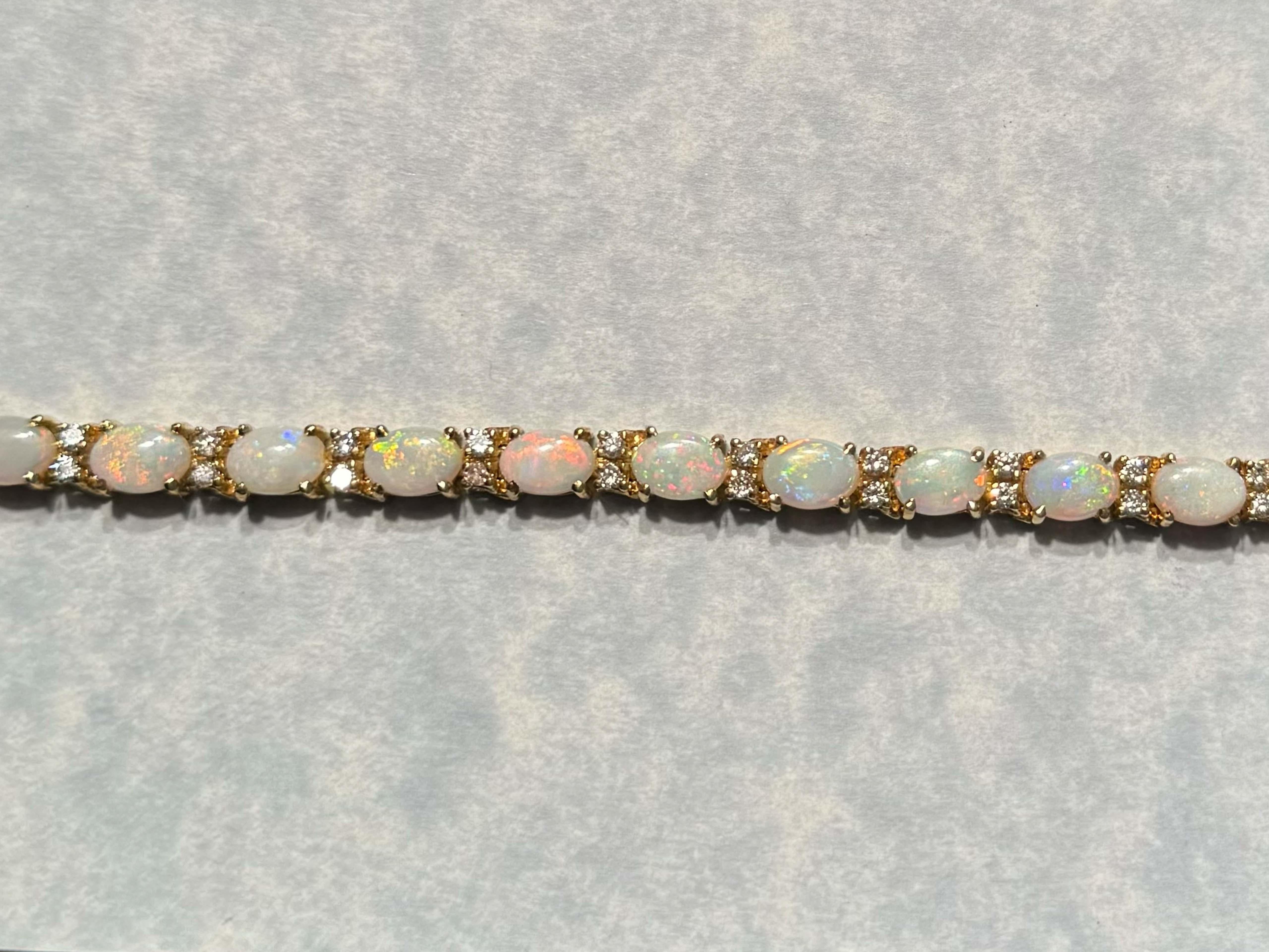 Tennisarmband aus 14 Karat Gelbgold mit Diamanten und Opal (Brillantschliff) im Angebot