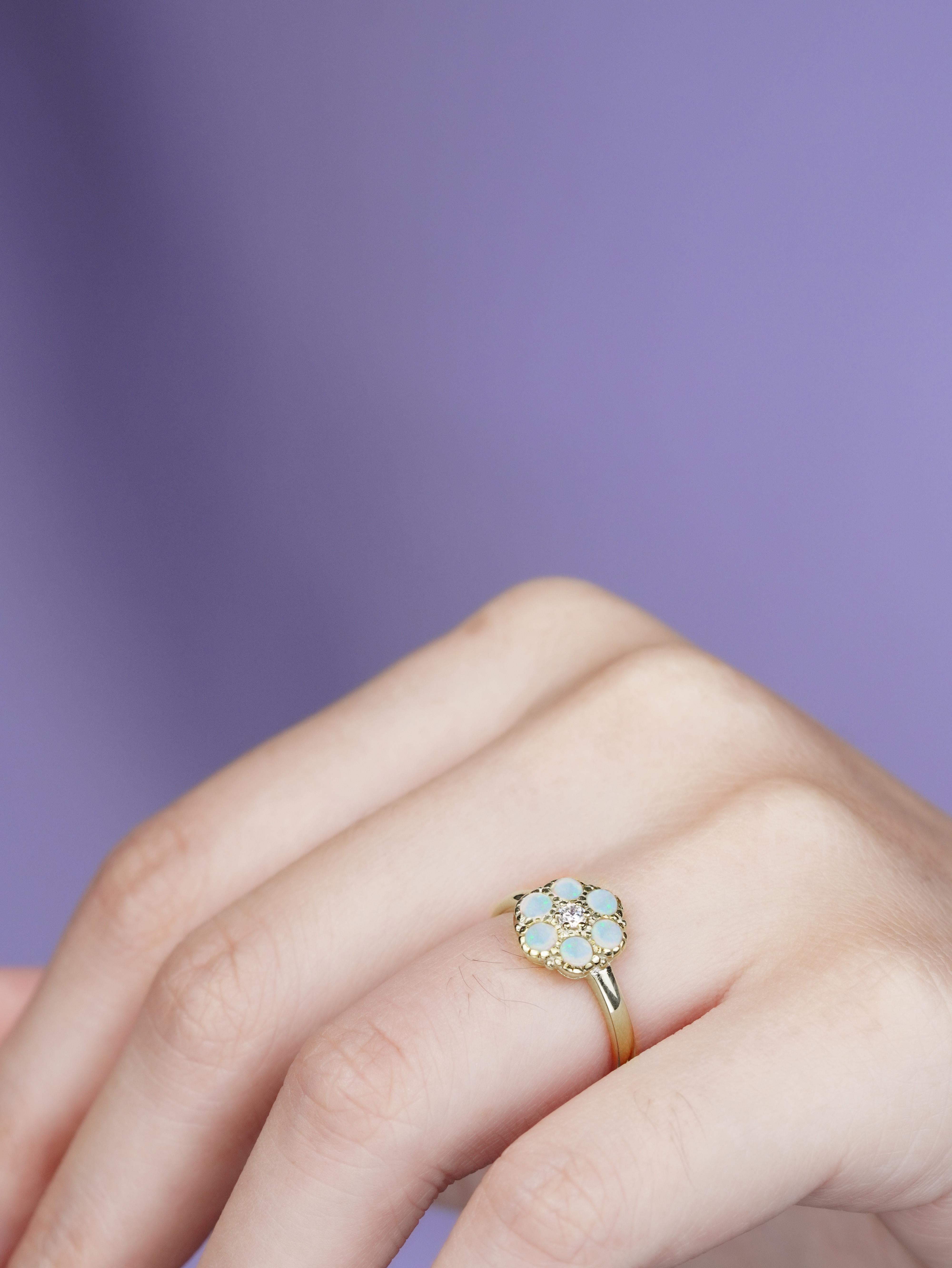 14K Yellow Gold Diamond and Opal Vintage Style Cluster Ring en venta 4