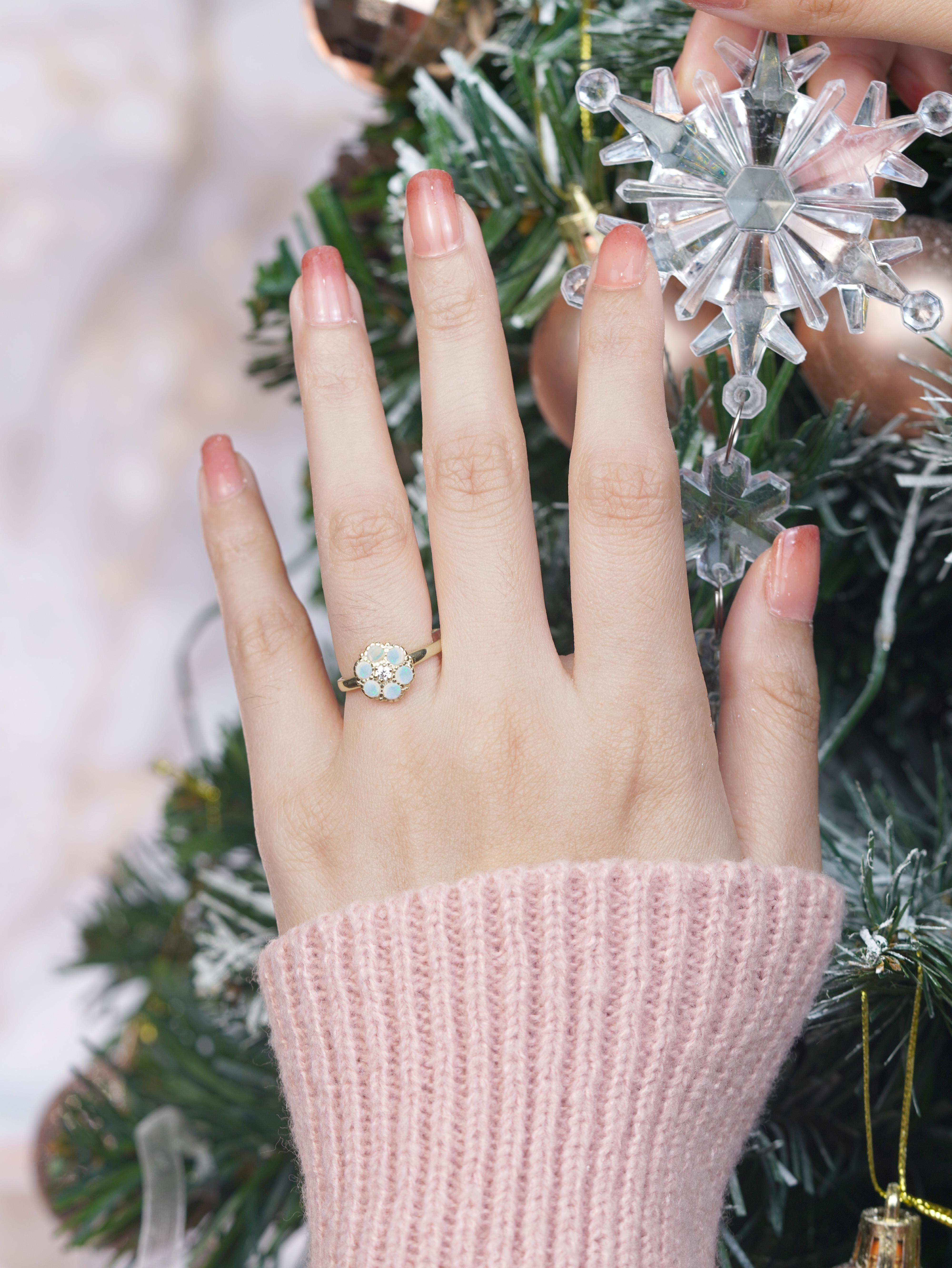 14K Yellow Gold Diamond and Opal Vintage Style Cluster Ring en venta 5
