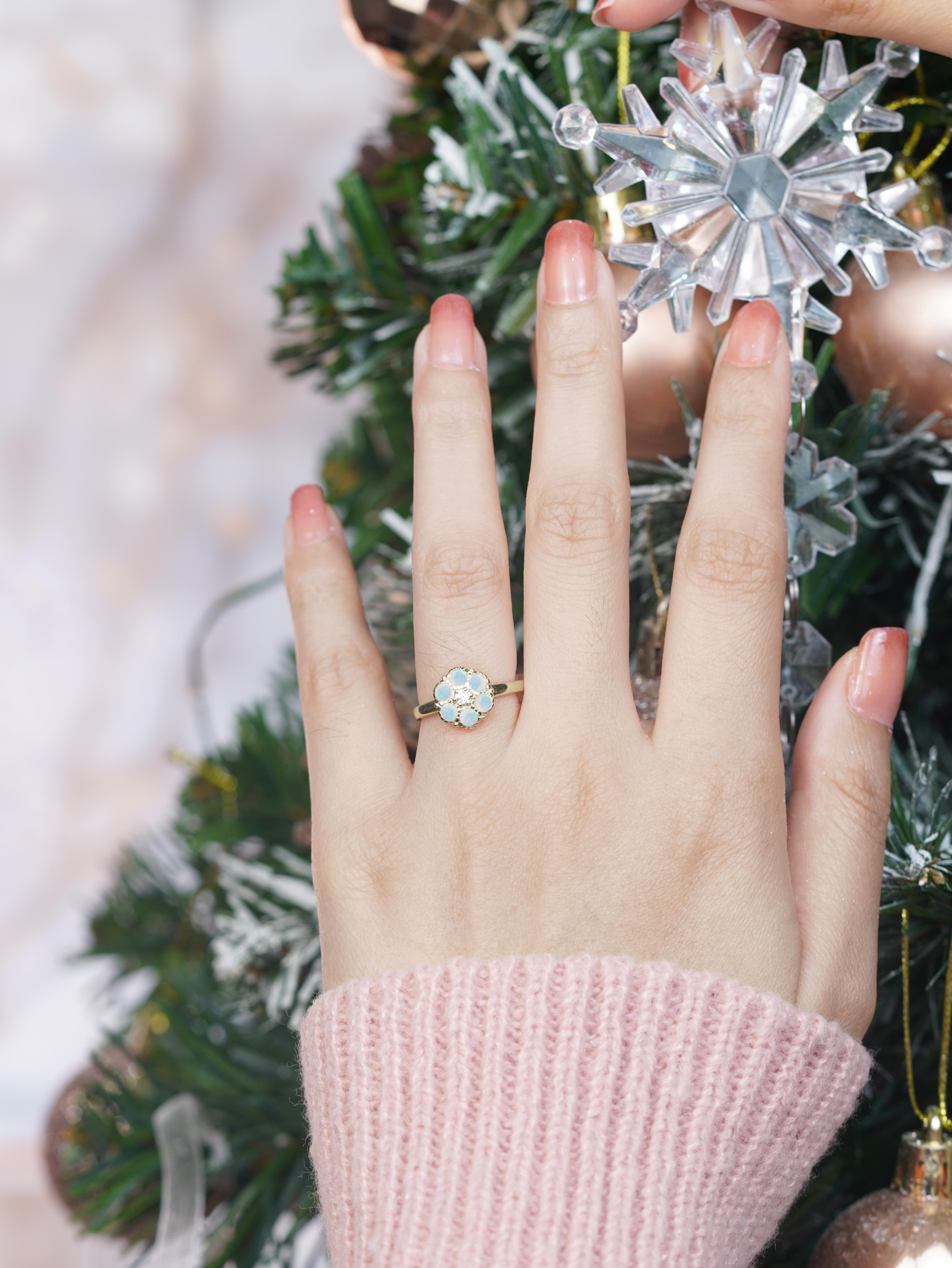 14K Yellow Gold Diamond and Opal Vintage Style Cluster Ring en venta 6