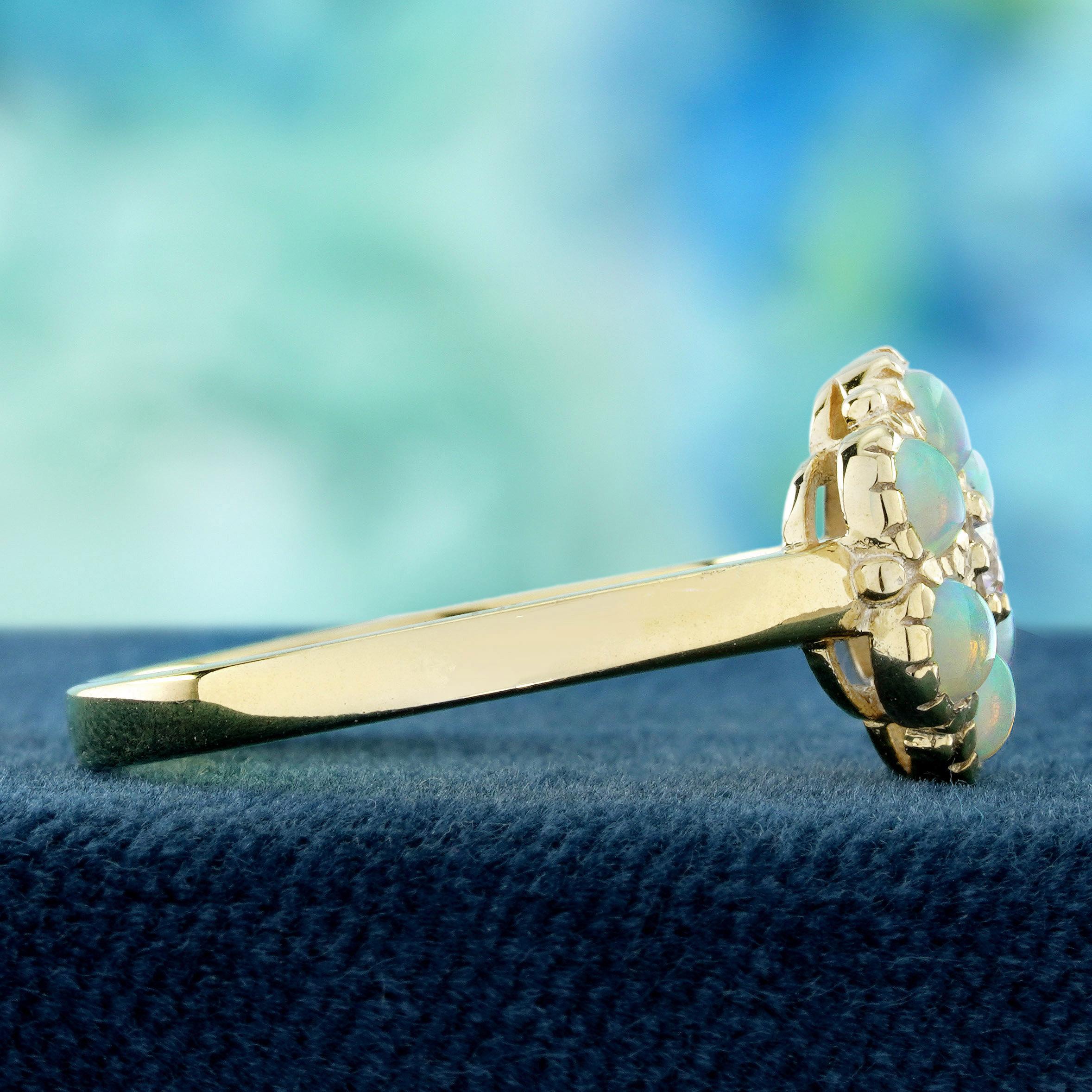 14K Yellow Gold Diamond and Opal Vintage Style Cluster Ring Corte redondo en venta