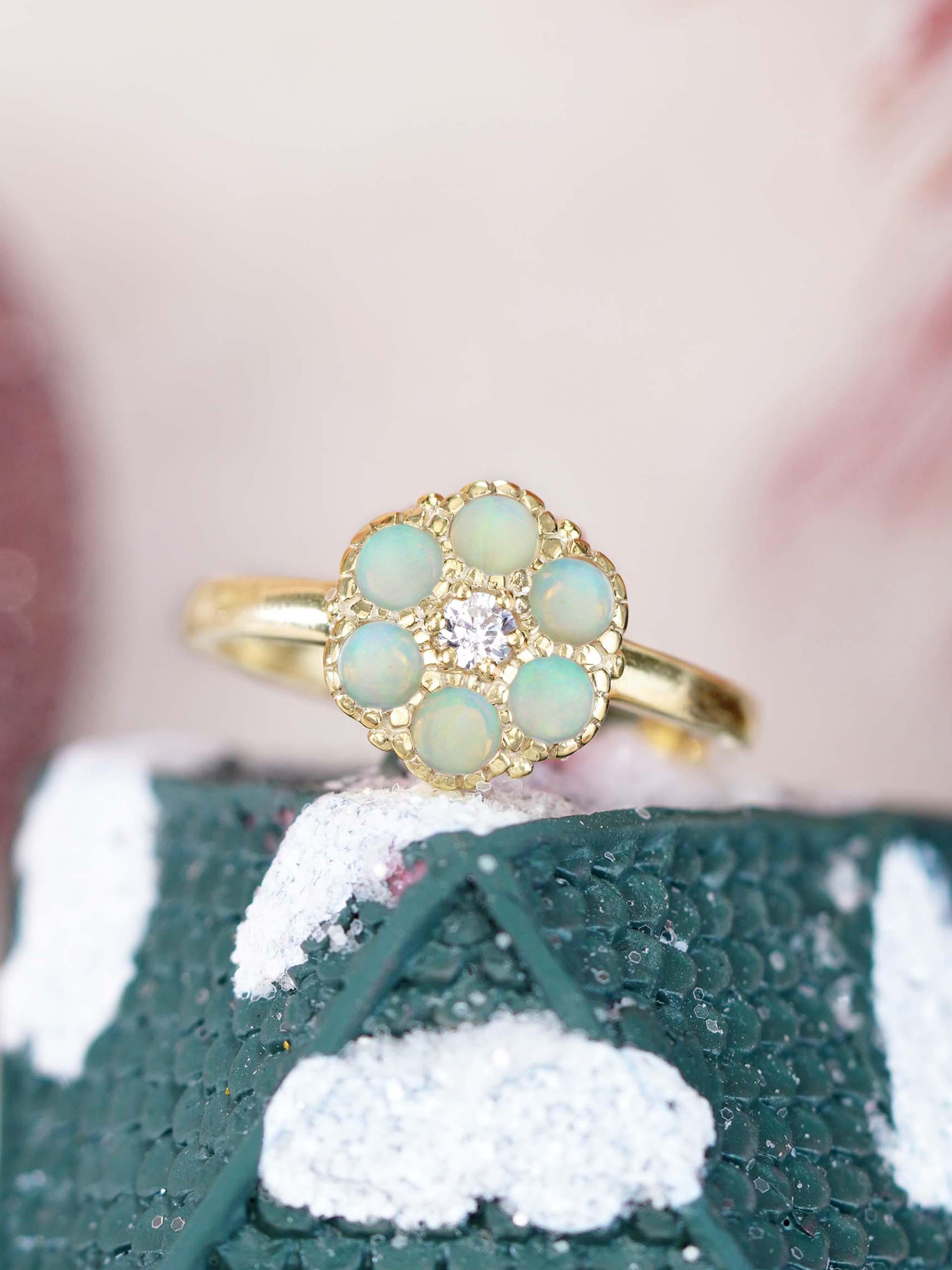 14K Yellow Gold Diamond and Opal Vintage Style Cluster Ring en venta 1
