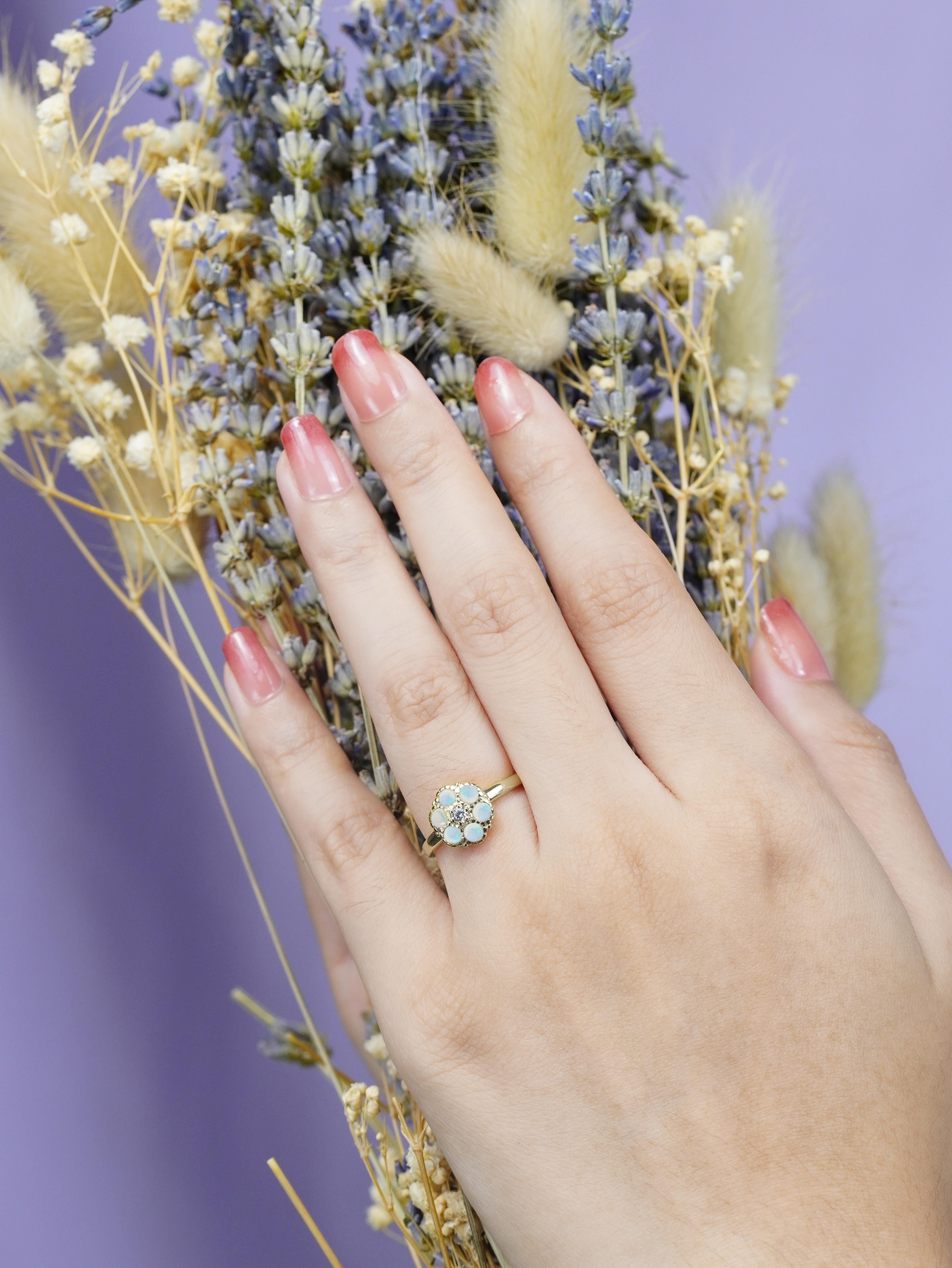 14K Yellow Gold Diamond and Opal Vintage Style Cluster Ring en venta 2