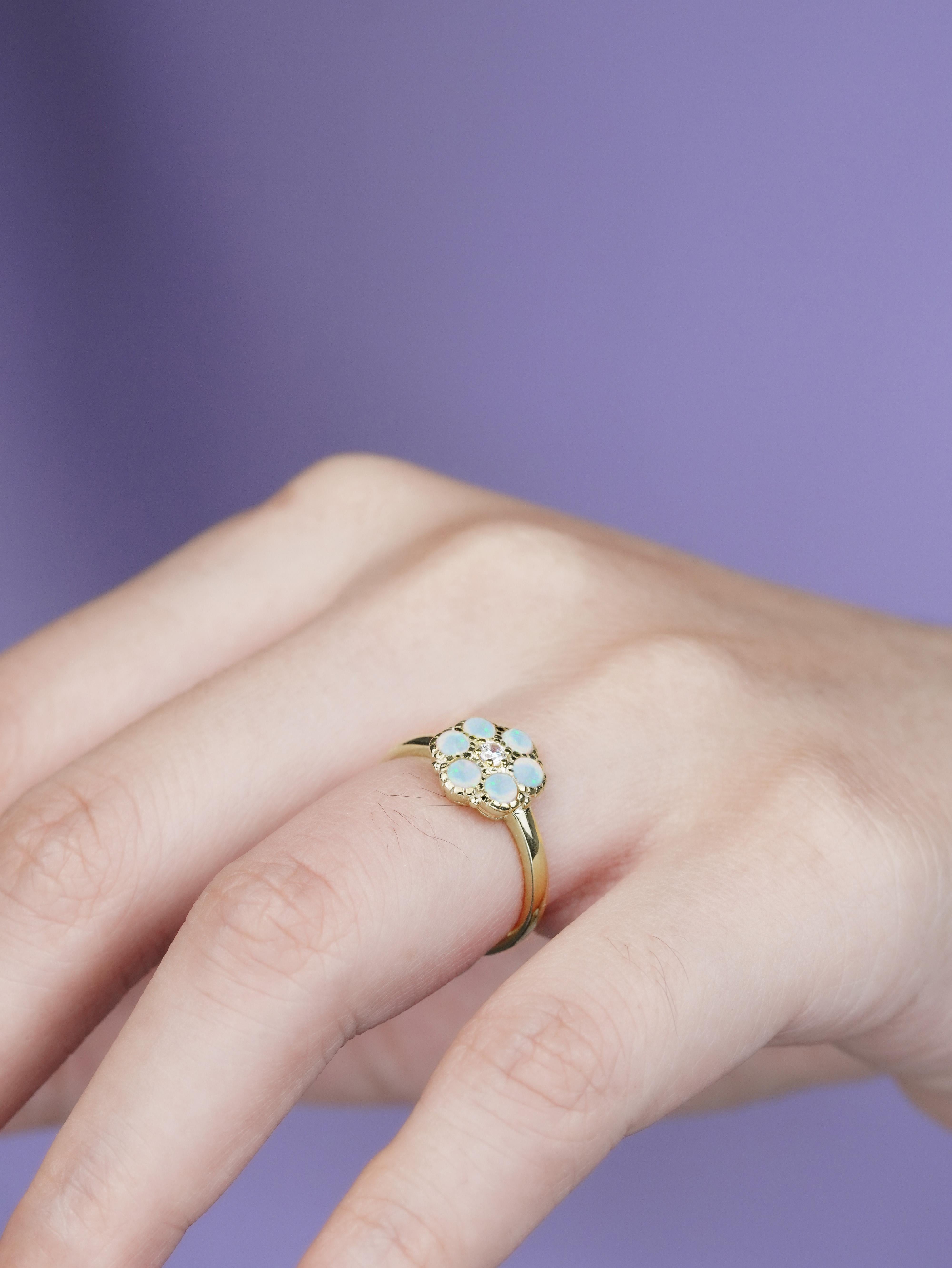 14K Yellow Gold Diamond and Opal Vintage Style Cluster Ring en venta 3