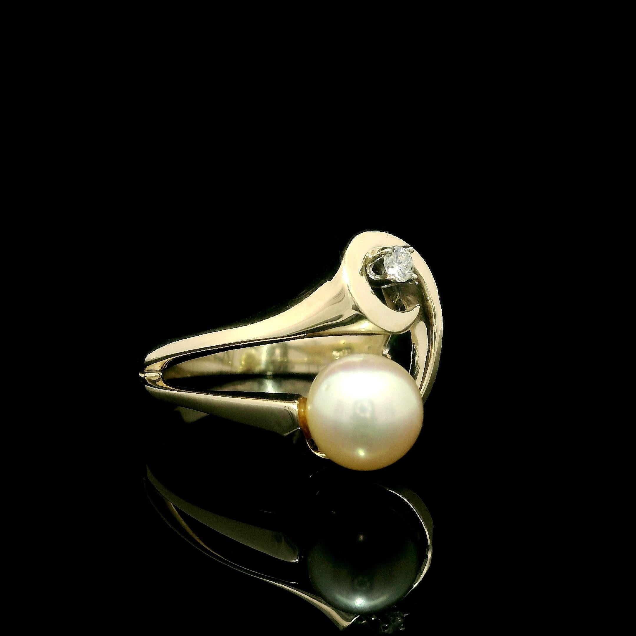 Taille brillant Bague ouverte abstraite en or jaune 14k, diamants et perles, finition polie en vente