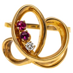 Bague tourbillon ouverte en or jaune 14 carats ornée de diamants et de rubis